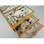 MODERN JEWELLERY BOX containing assorted costume and dress jewellery to include beads, earrings, bar