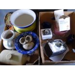 QUANTITY OF MIXED PORCELAIN including a cow creamer, miscellaneous glassware, a carton ware bowl and