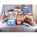 LIONEL ELECTRIC TRAINS O'GAUGE - a good quantity of boxed and loose rolling stock, box cars with a