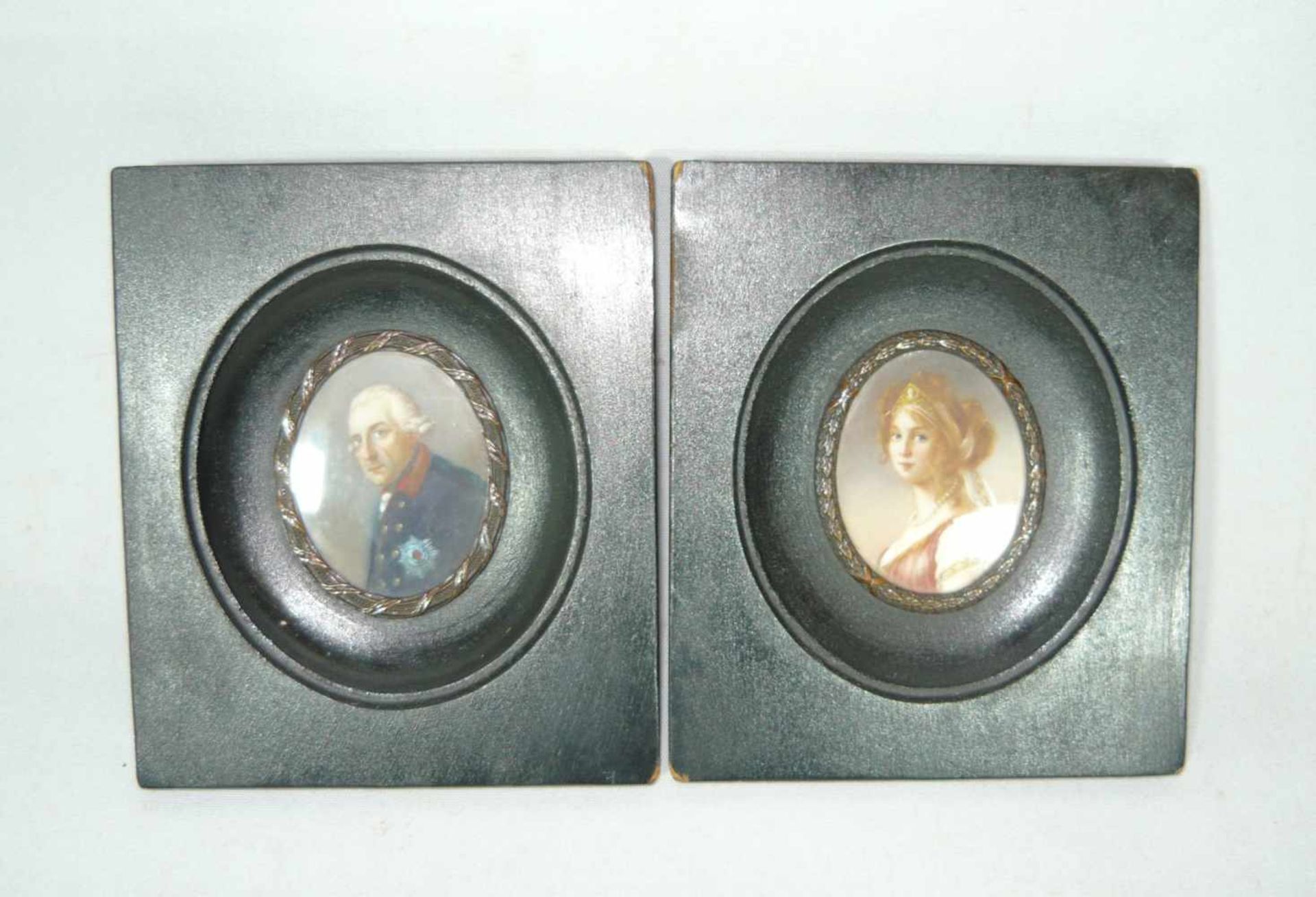 Paar Miniaturen. Friedrich II. u. Gattin. Sehr qualitätvoll. Rahmen je ca. 10x12 cm. Pair