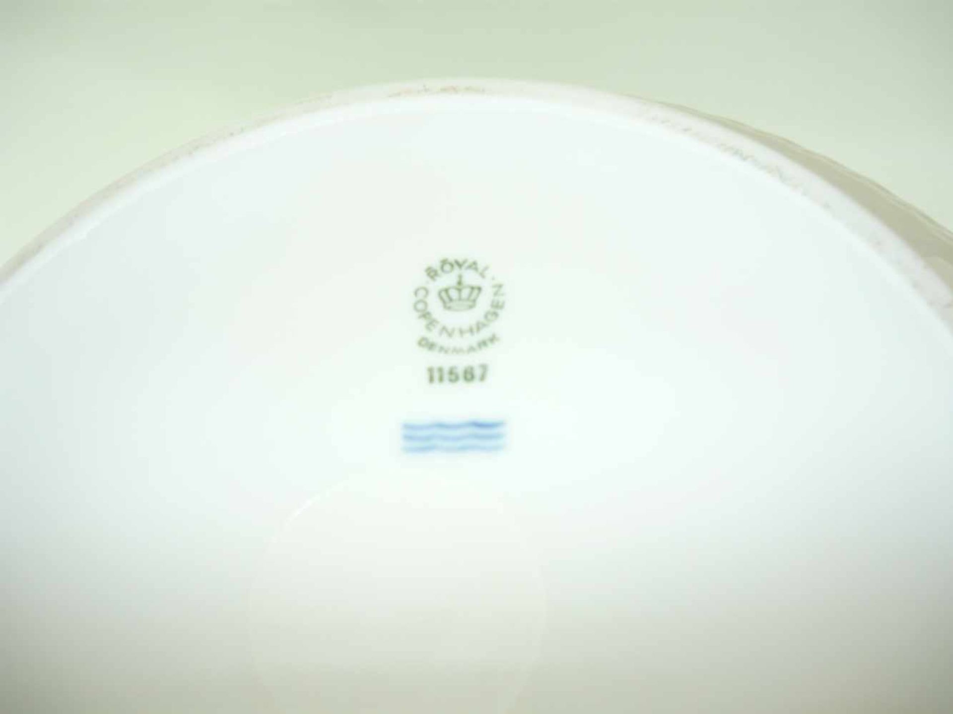 Royal Copenhagen. Riesige Terrine im klassizistischen Stil. I. Wahl. DM u. H. je ca. 25 cm.Royal - Bild 2 aus 2