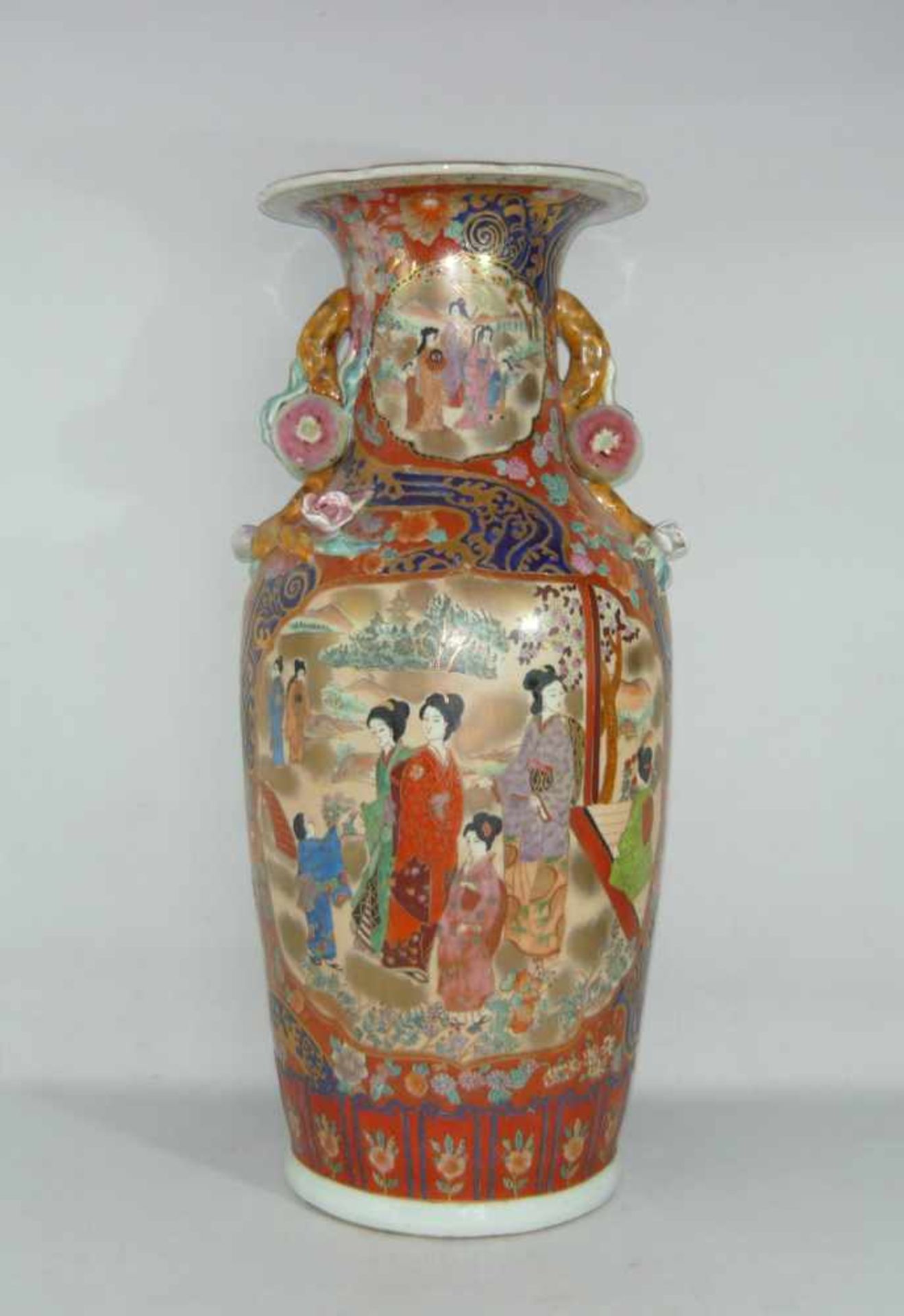 Große Vase. Plastisch modellierte Früchtehenkel u. Blüten. Umlaufend dekoriert. China, 20. Jhdt.