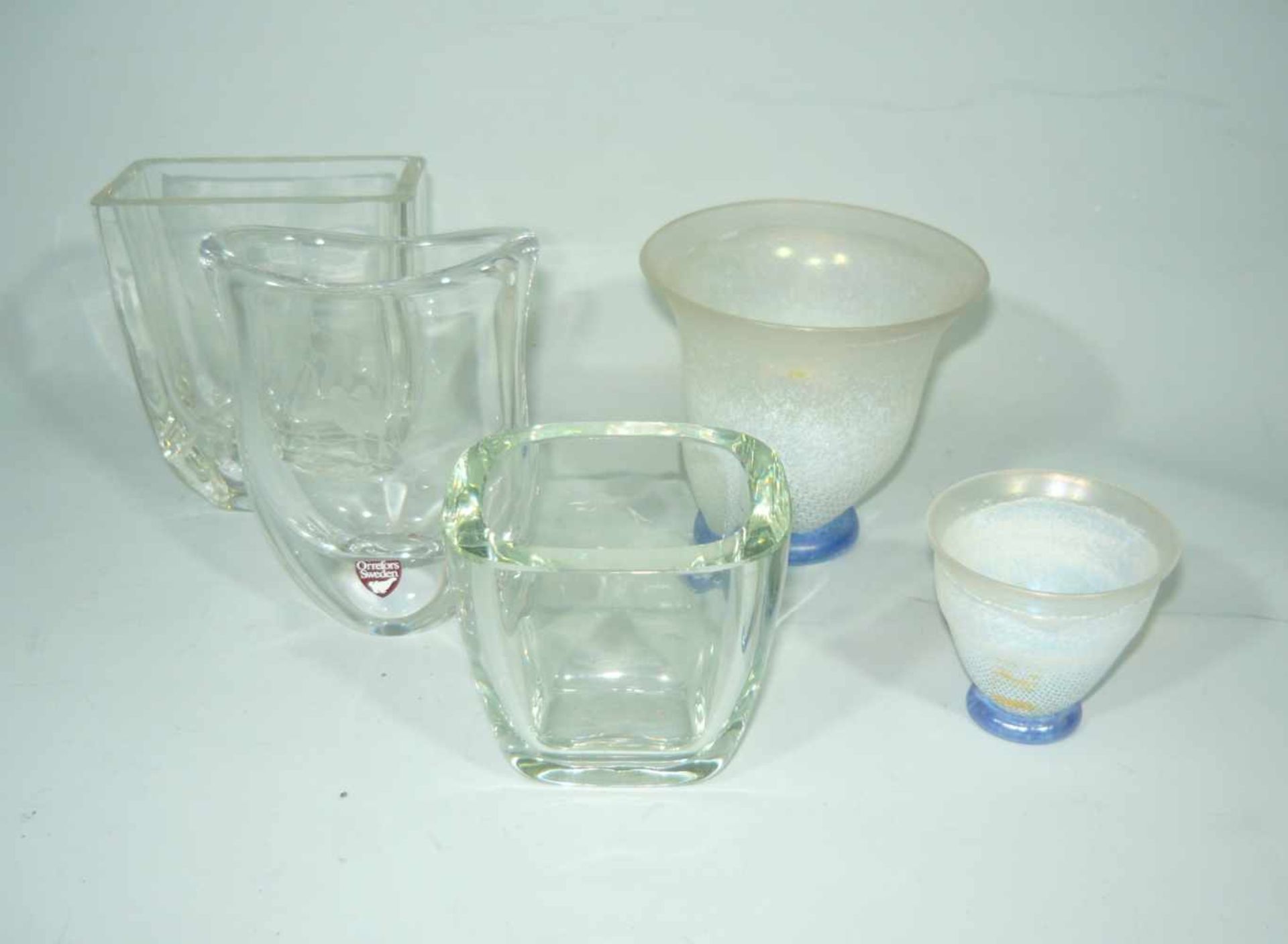 Konvolut fünf Teile skandinavisches Glas. Kosta, Orrefors u.a. H. ca. 12 cm u. kl.Lot of five pcs