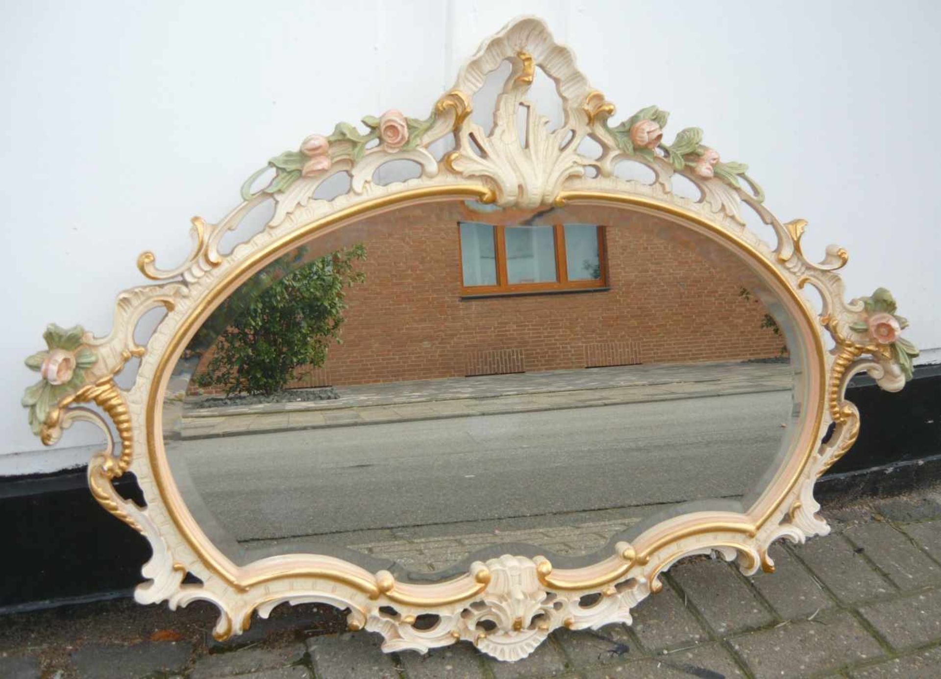 Großer Prunkspiegel. Maß ca. 76x103 cm.LArge splendour mirror. Meas. app. 76x103 cm.