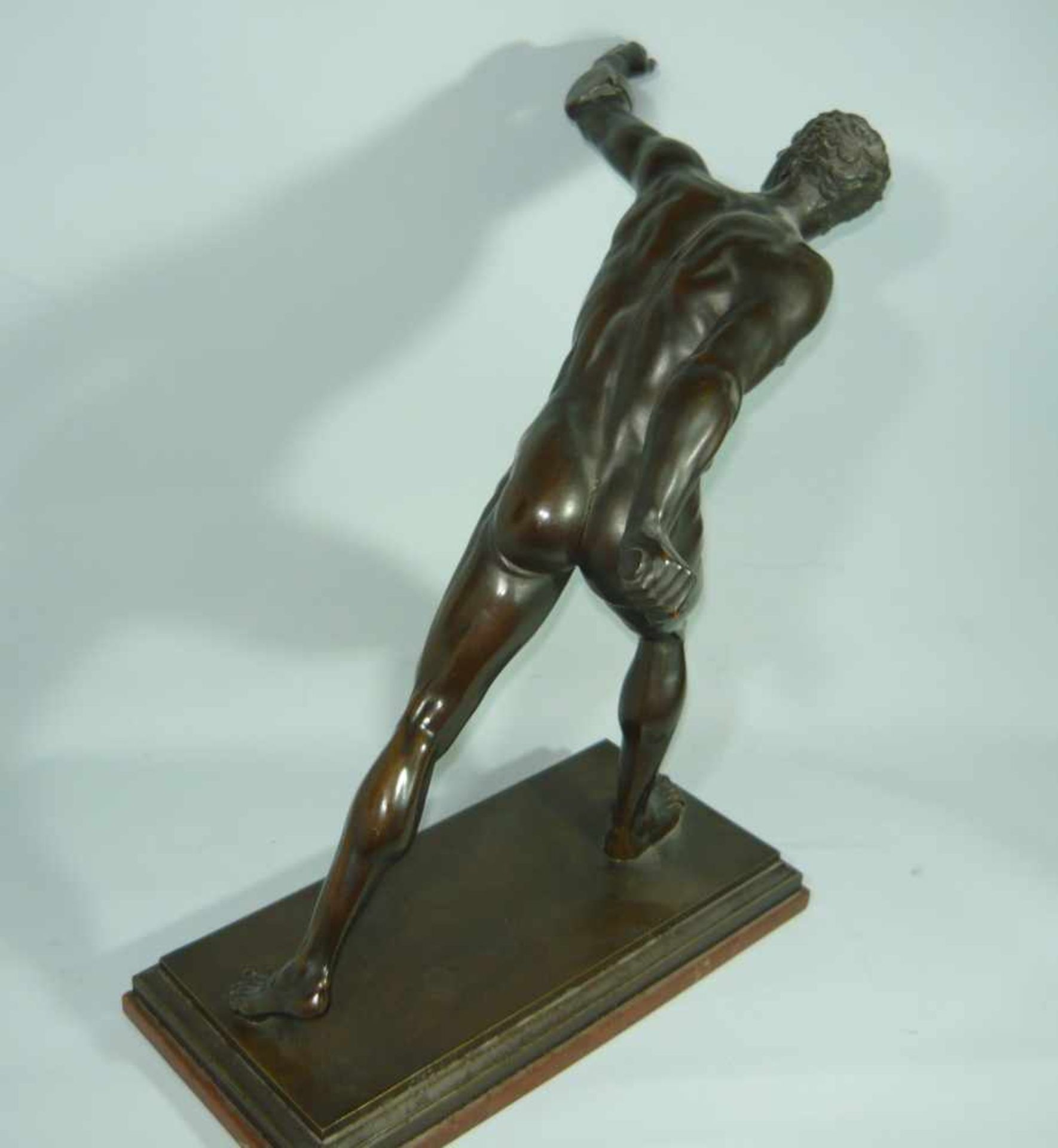 Unbek. Künstler. Darstellung eines nackten Athleten. Bronze auf Steinsockel. Ges. L. ca. 76 cm. - Image 3 of 3