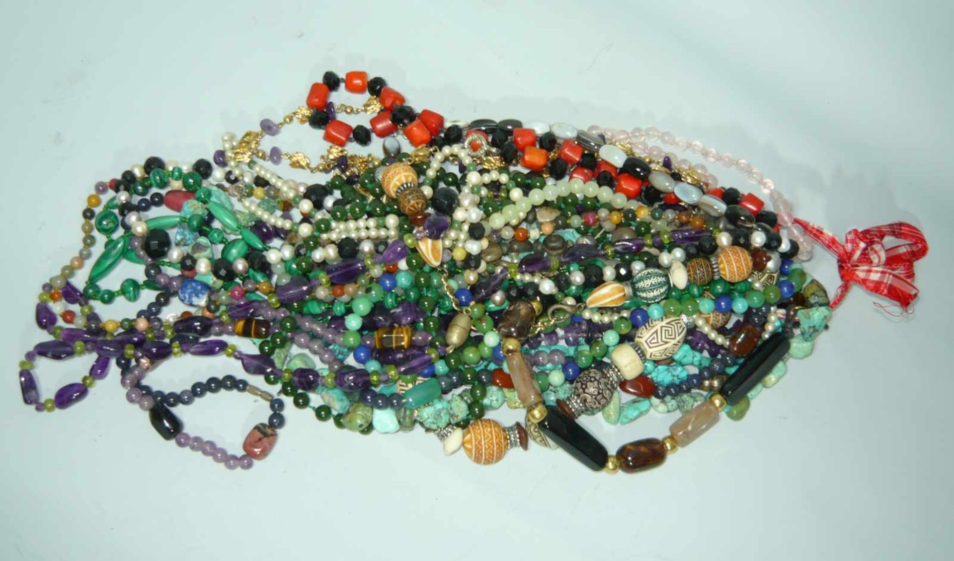 Umfangreiches Konvolut Ketten u. tlw. Edelsteine. Ges. Gew. ca. 1,4 kg.Extensive lot of necklaces,