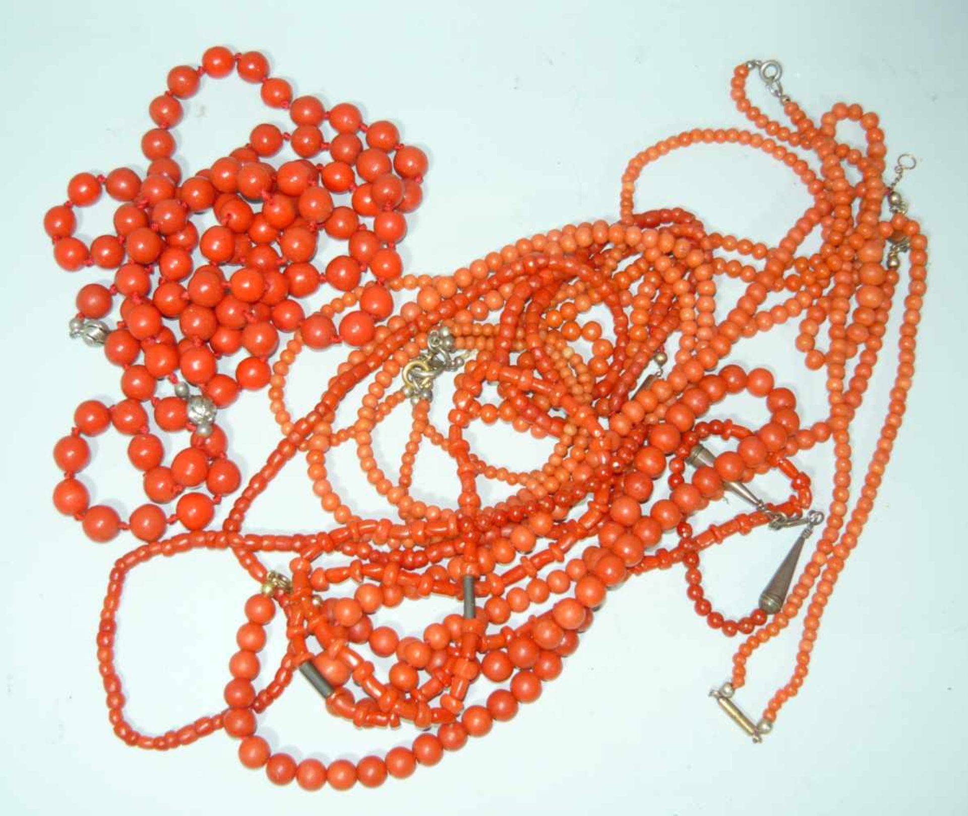Konvolut Korallenketten aus Omas Schmuckschatulle. Gew. ca. 300 g. Lot of coral necklaces from grand