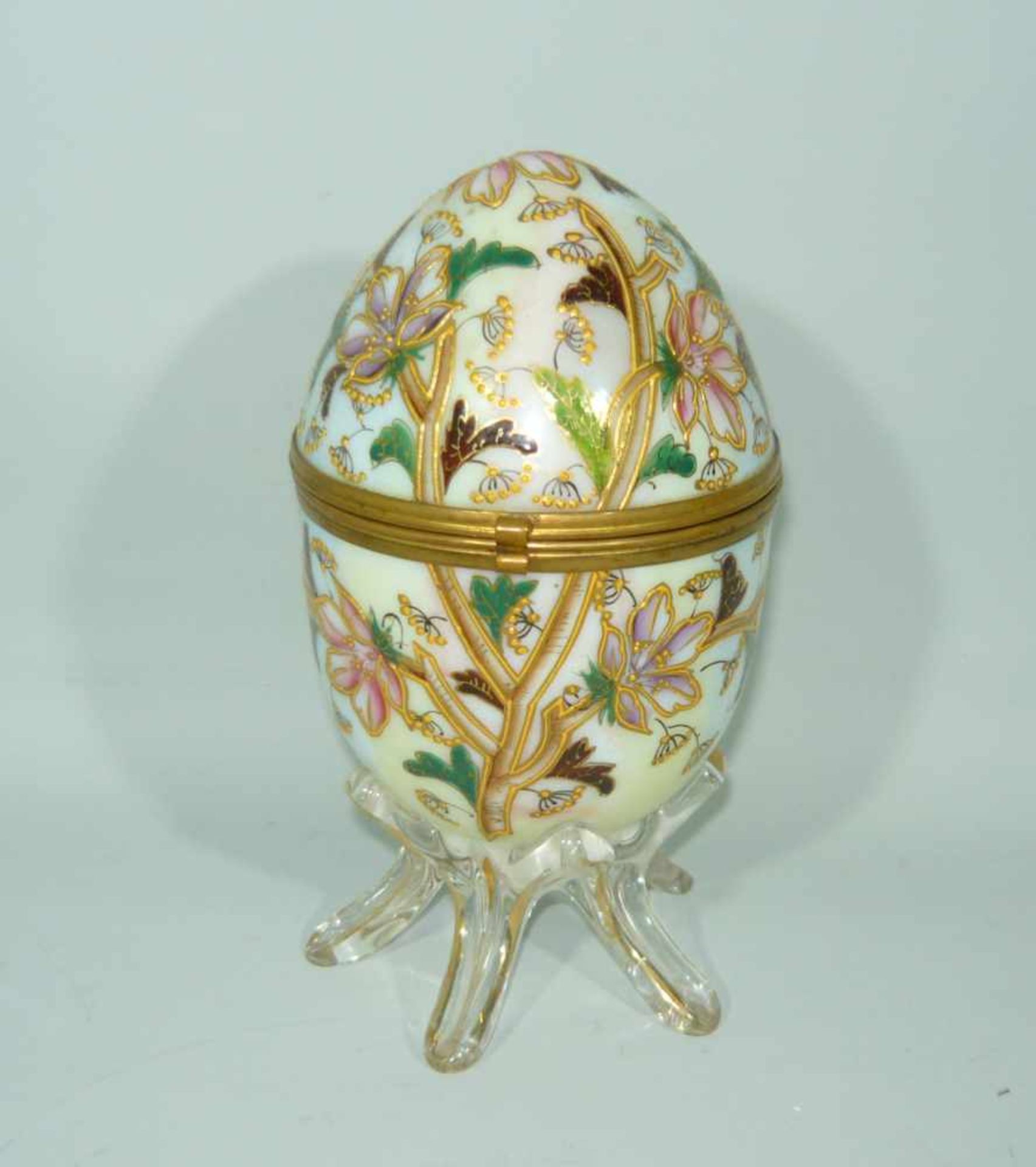 Zauberhaftes Ei. Glas. Aufklappbar. Reiche Blumenbemalung. Um 1880. H. ca. 17 cm.Beautiful egg.