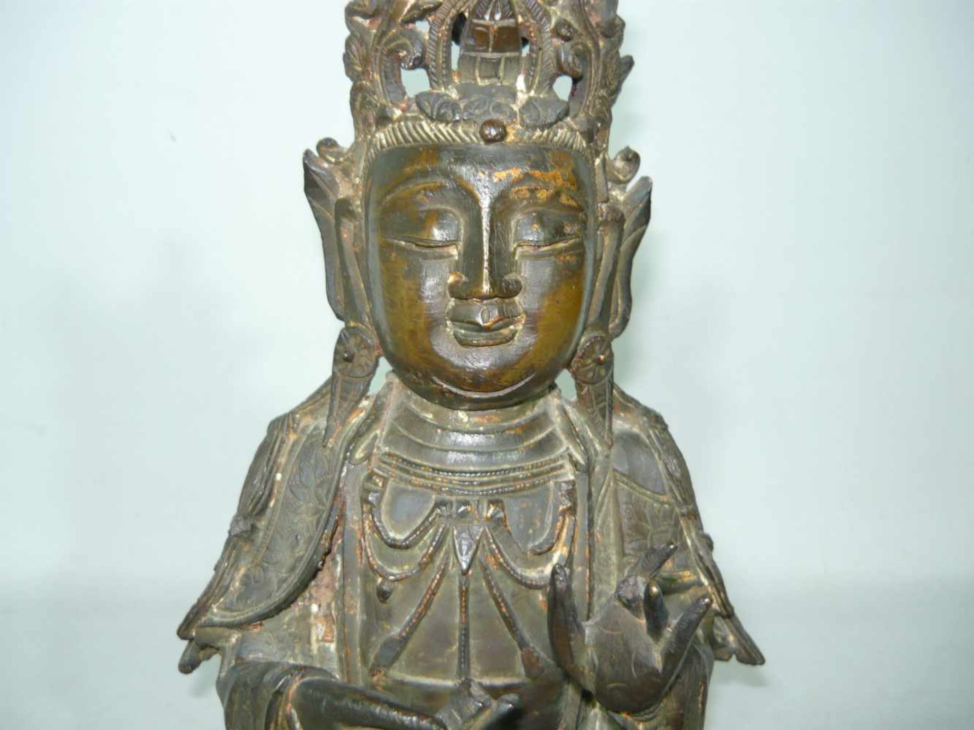 Großer sitzender Buddha. Bronze. Reste alter Vergoldung. Wohl China, 16./17. Jhdt. H. ca. 24 cm. Ein - Bild 4 aus 4