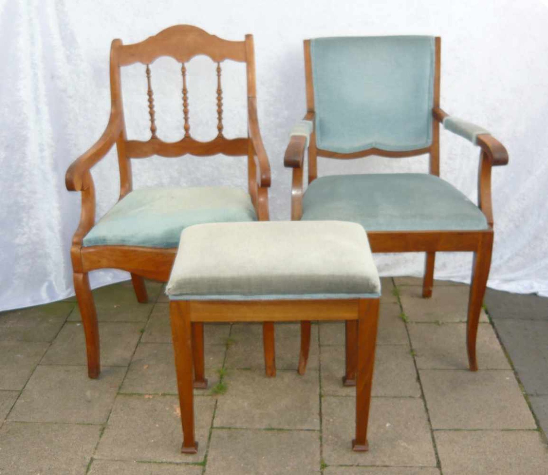 Zwei Armlehnsessel im Biedermeier Stil. Dazu Fußhocker. Two armrest chairs in the style of