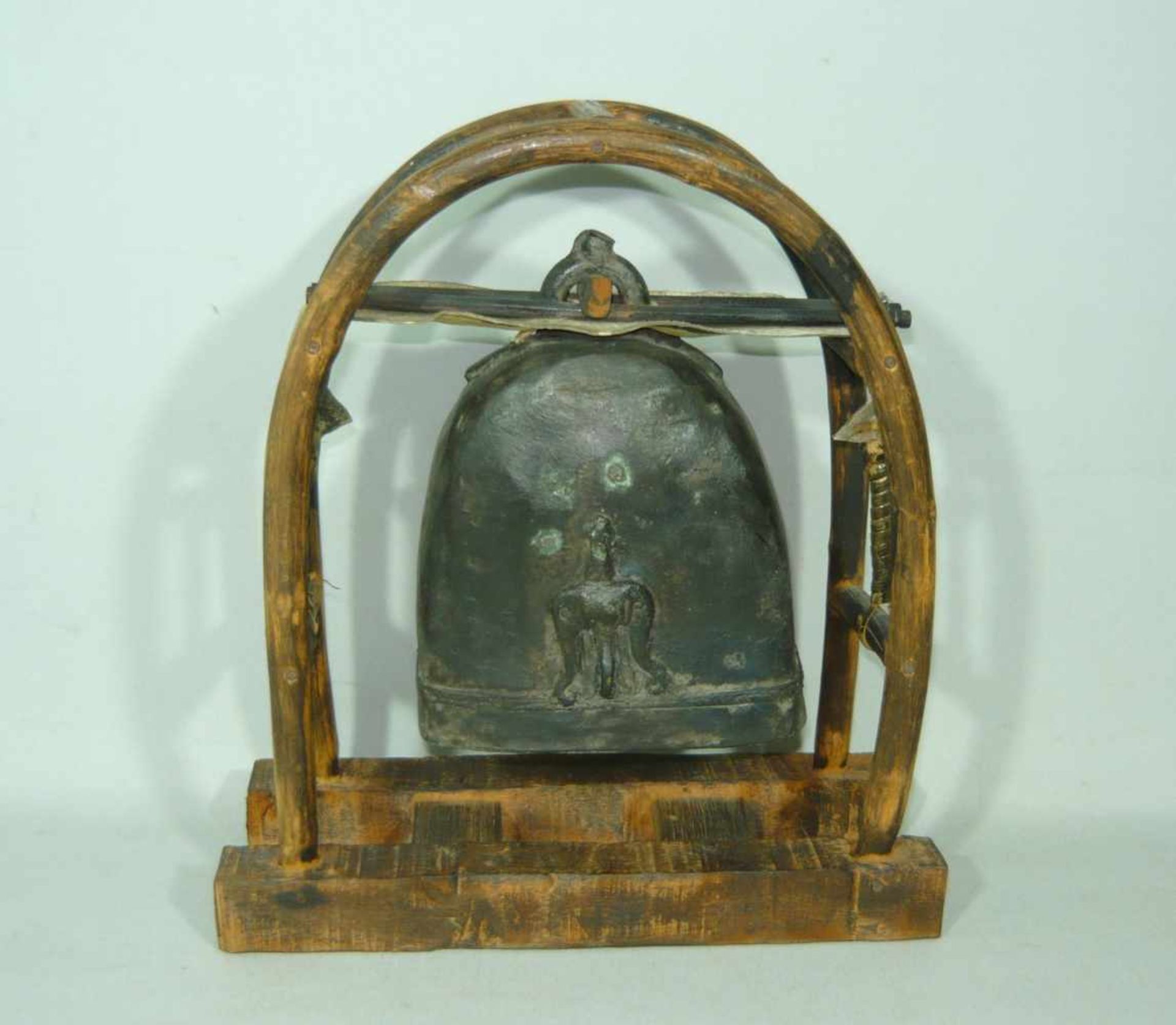 Elefantenglocke. Bronze. Alt o. antik. Dazu jüngeres Holzgestell. Ges. H. ca. 27 cm.Elephant bell.