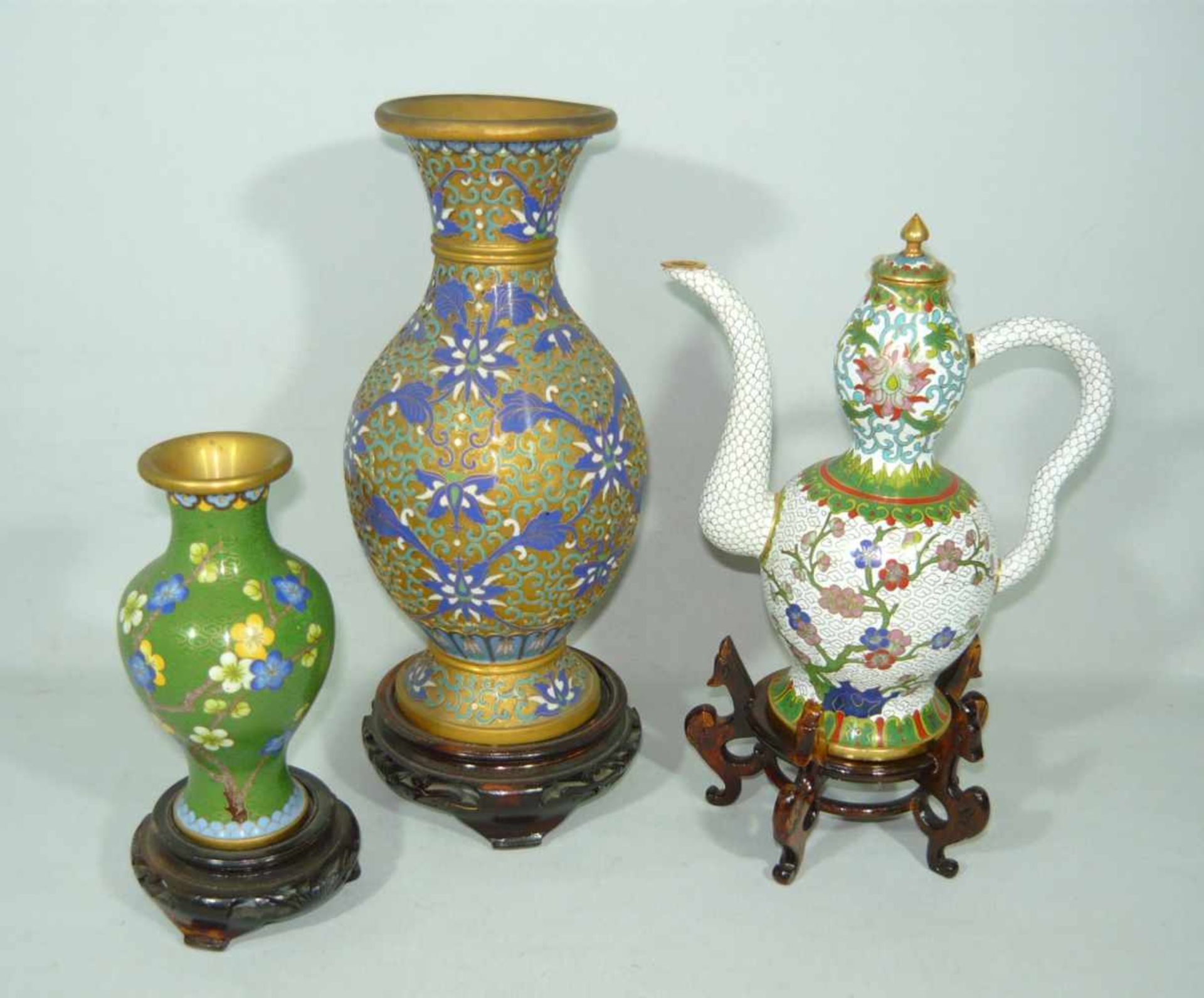 Konvolut drei Teile Cloisonné Arbeiten. Mit Sockel ca. 28 cm u. kl.Lot of three cloisonné items.