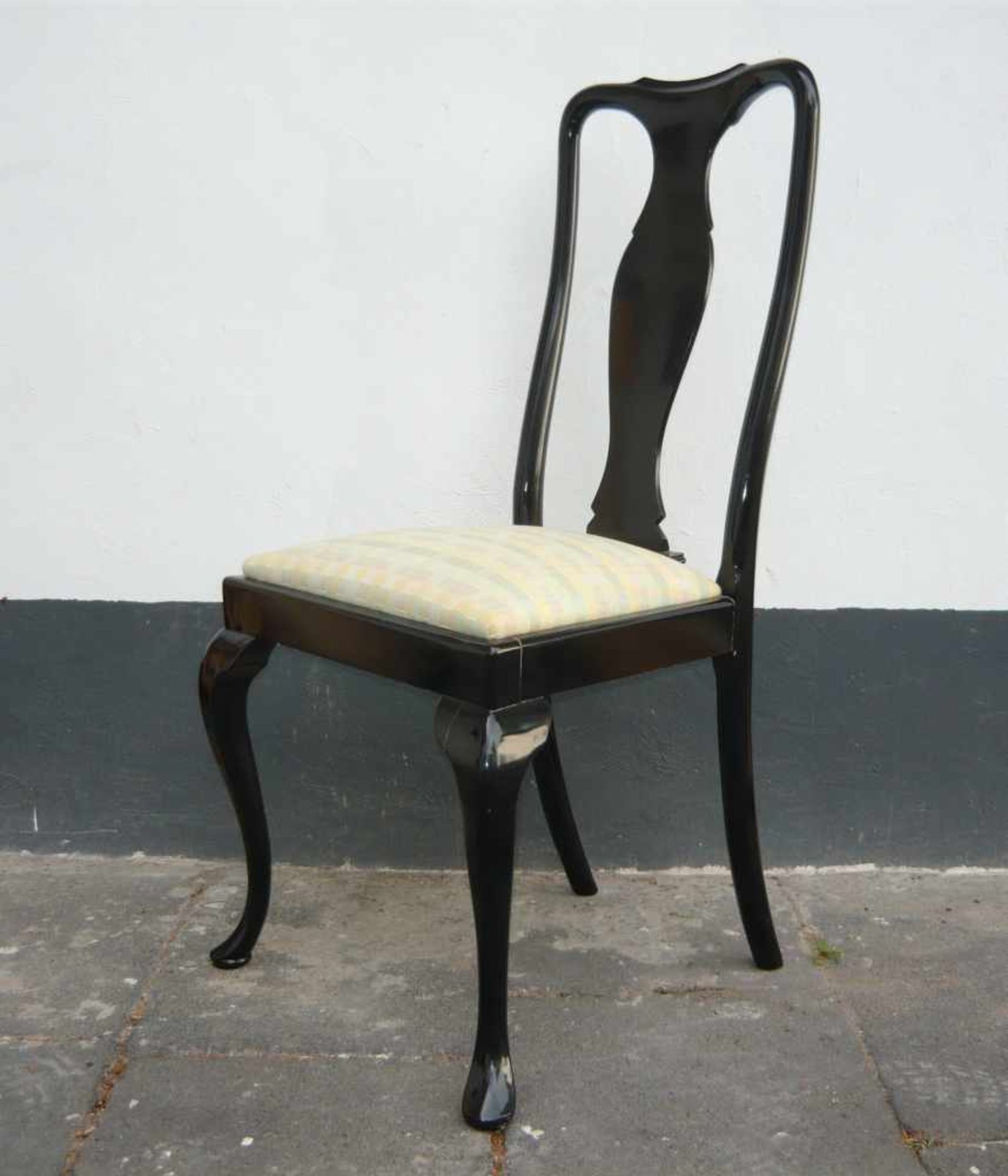 Satz von acht eleganten Stühlen. Schwarz Lackiert. Altersspuren.Set of eight chairs. Black