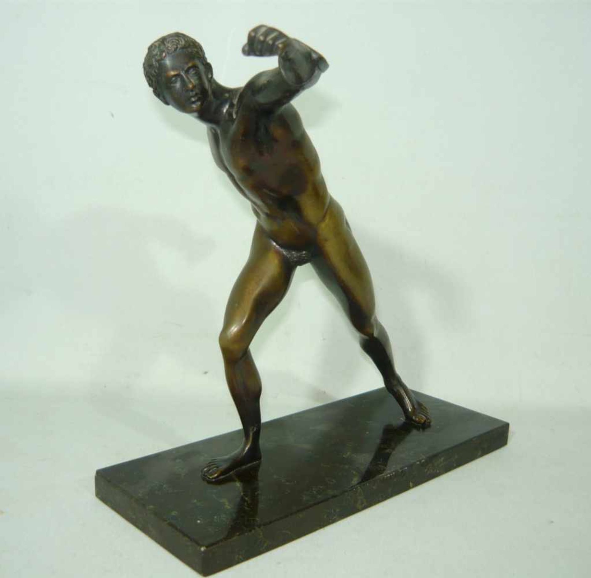 Großer Faustkämpfer auf Steinsockel. Metall. L. ca. 32 cm. Large boxing athlete on a stone mounting.