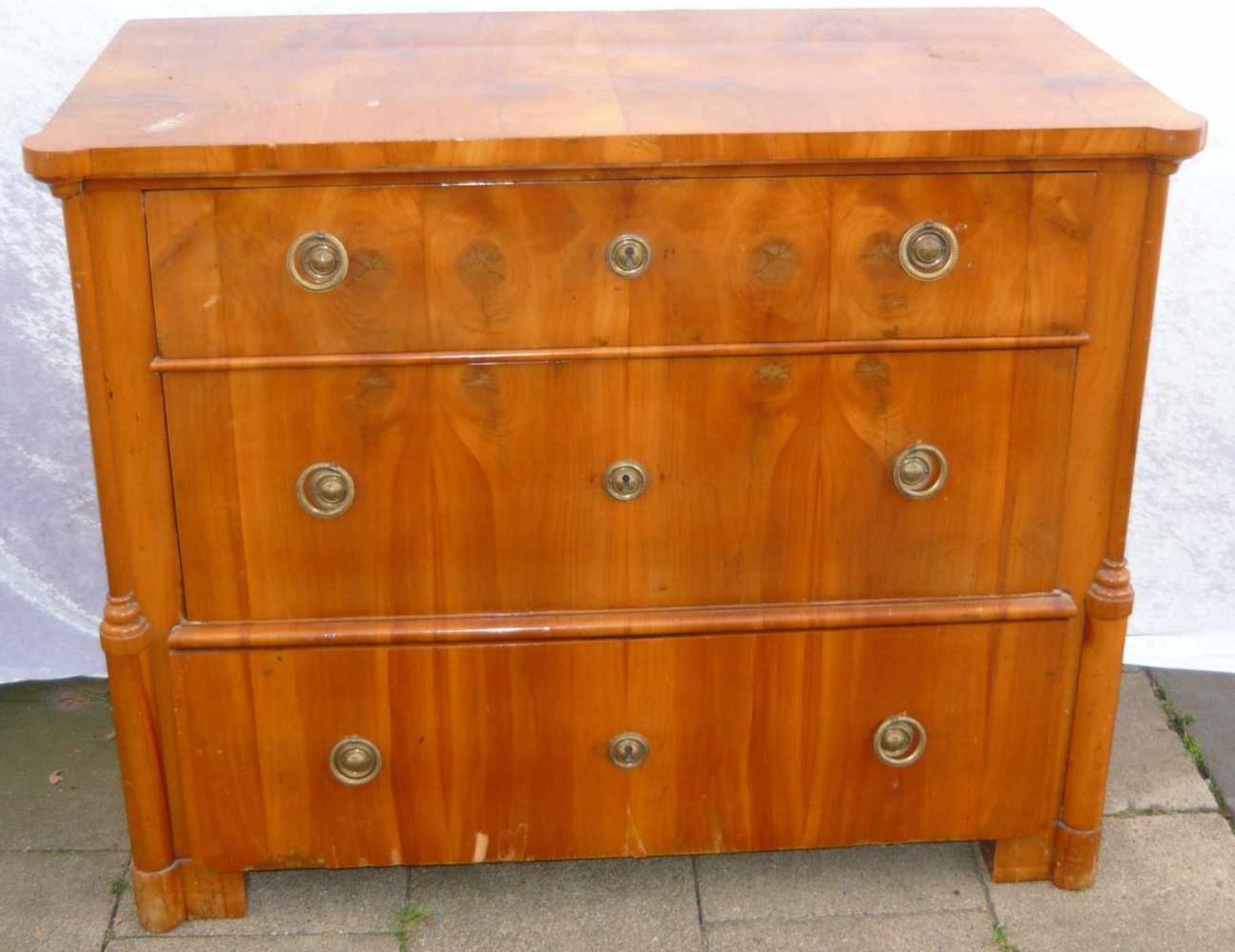 Biedermeierkommode im Kolonial Stil. Drei Schubladen. Maße ca. 53x83x109 cm.Biedermeier dresser in