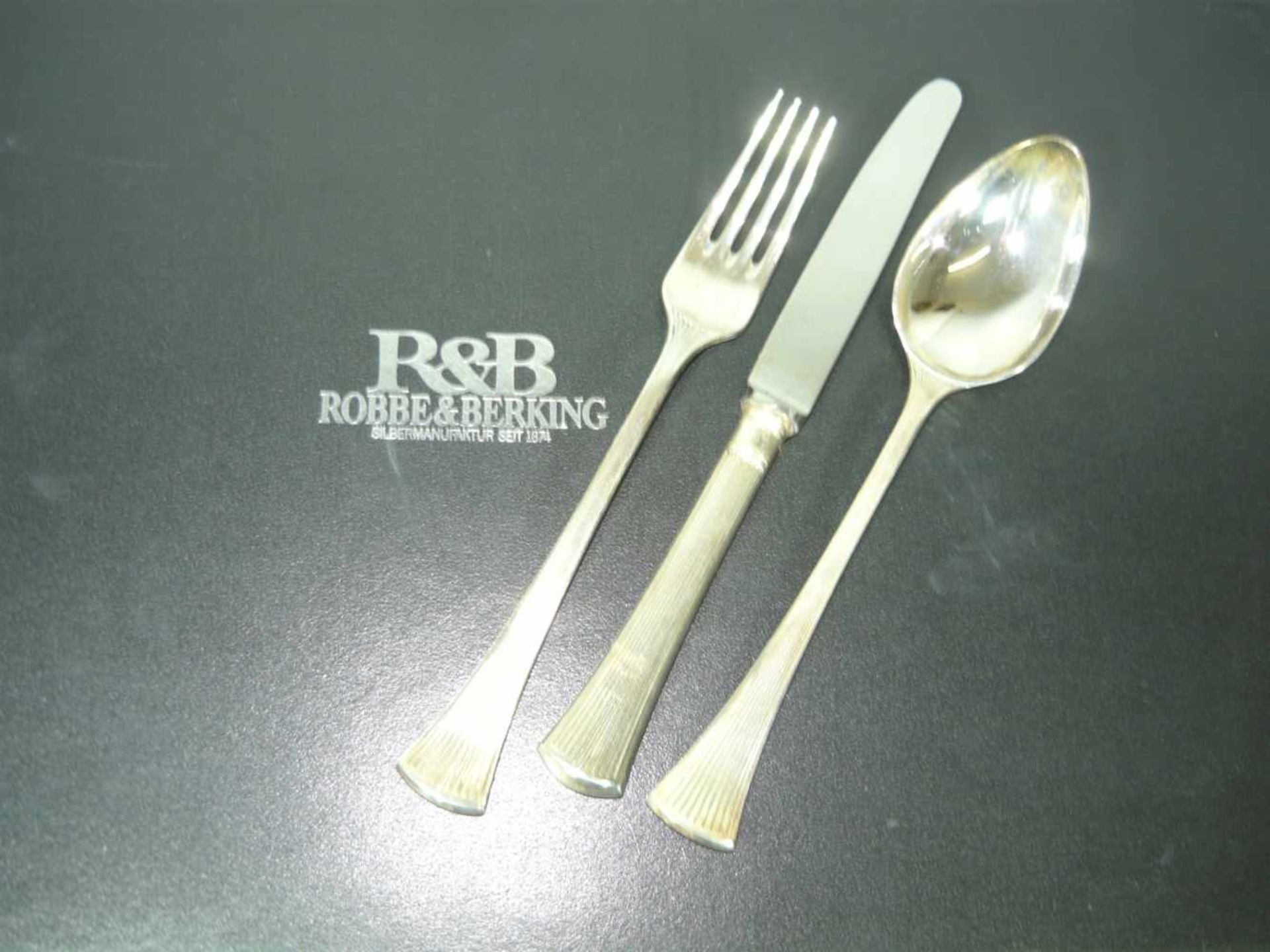 Robbe & Berking. Umfangreiches Besteck. 90er Versilberung. Robbe & Bering. Extensive cutlery. 90’s - Bild 2 aus 2