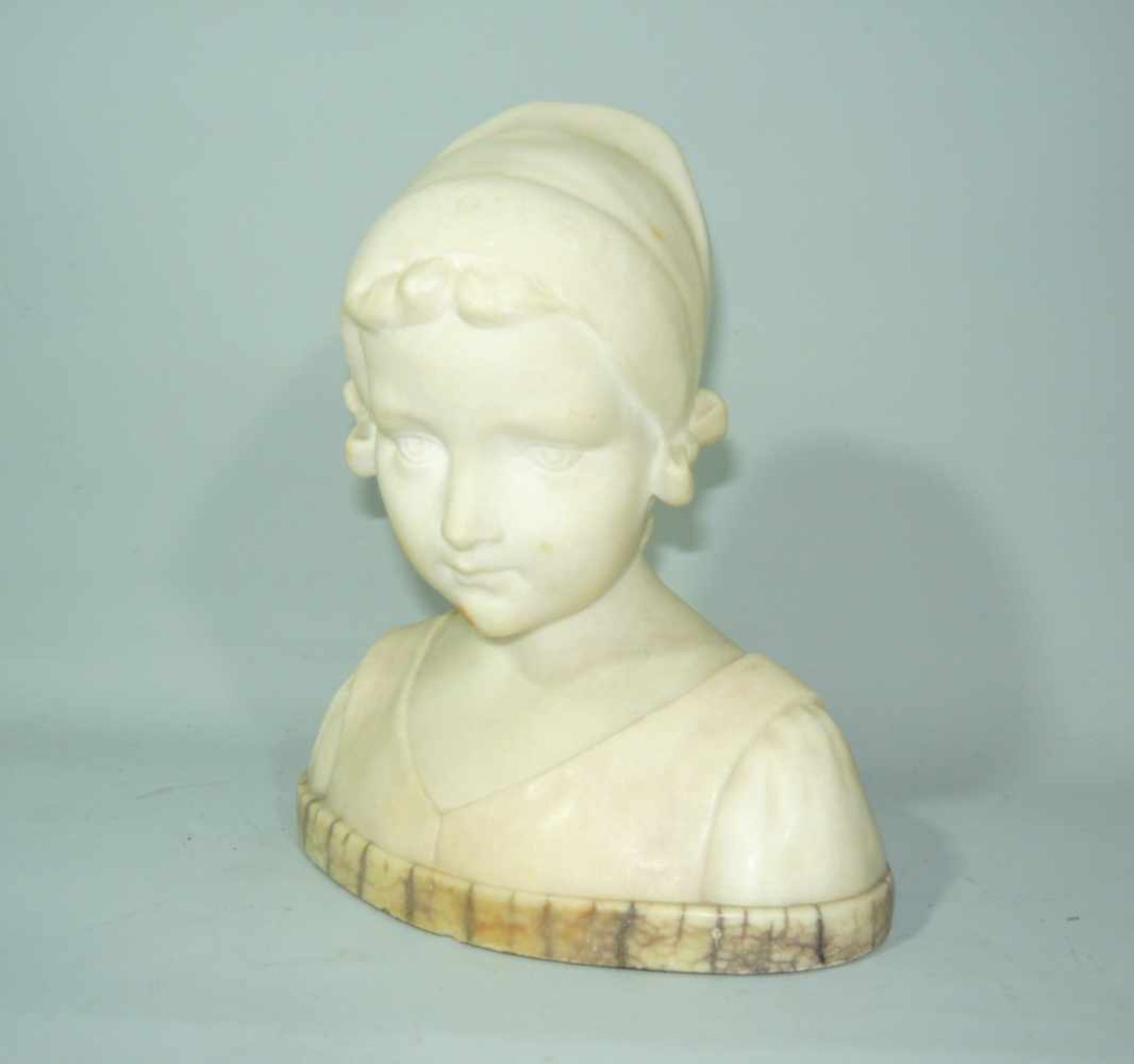 Büste eines kleinen Mädchens. Marmor. Um 1900. H. ca. 18 cm.Bust of a little girl. Marble. Around