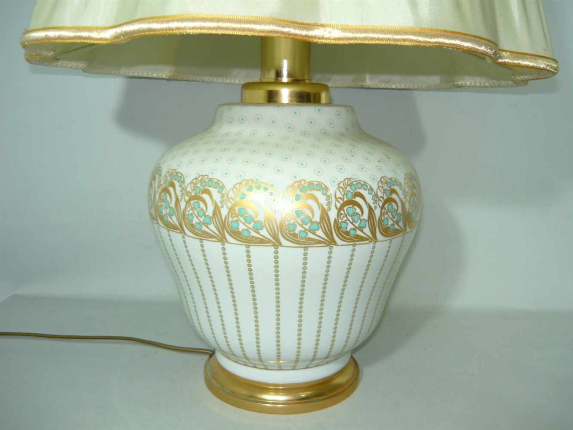 Große Tischlampe. Porzellan. Umlaufend dekoriert mit Maiglöckchen im Jugendstil. Dazu - Bild 2 aus 2