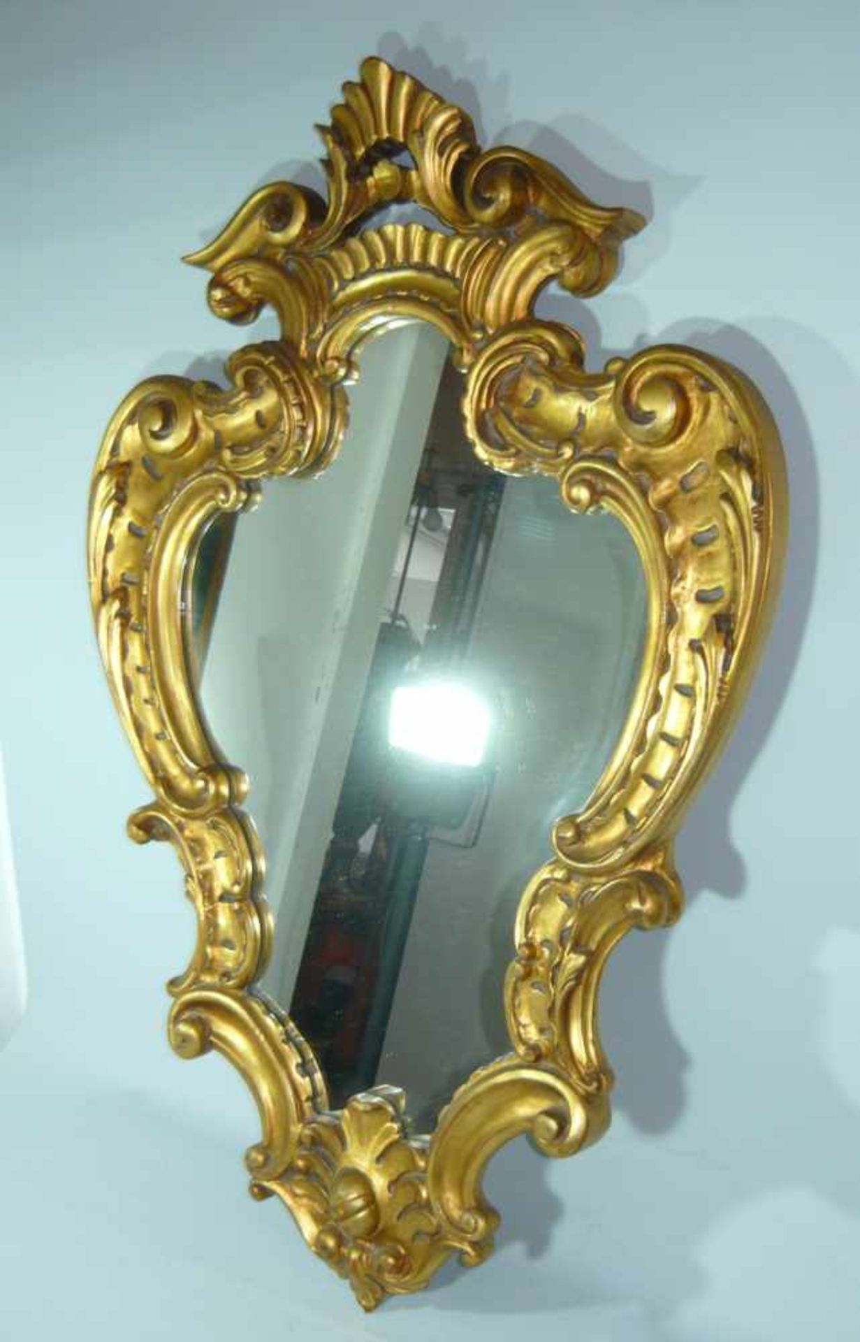 Prunkspiegel im Rokokostil. Maße ca. 61x97 cm.Splendour mirror in rococo style. Meas. 61x97 cm.