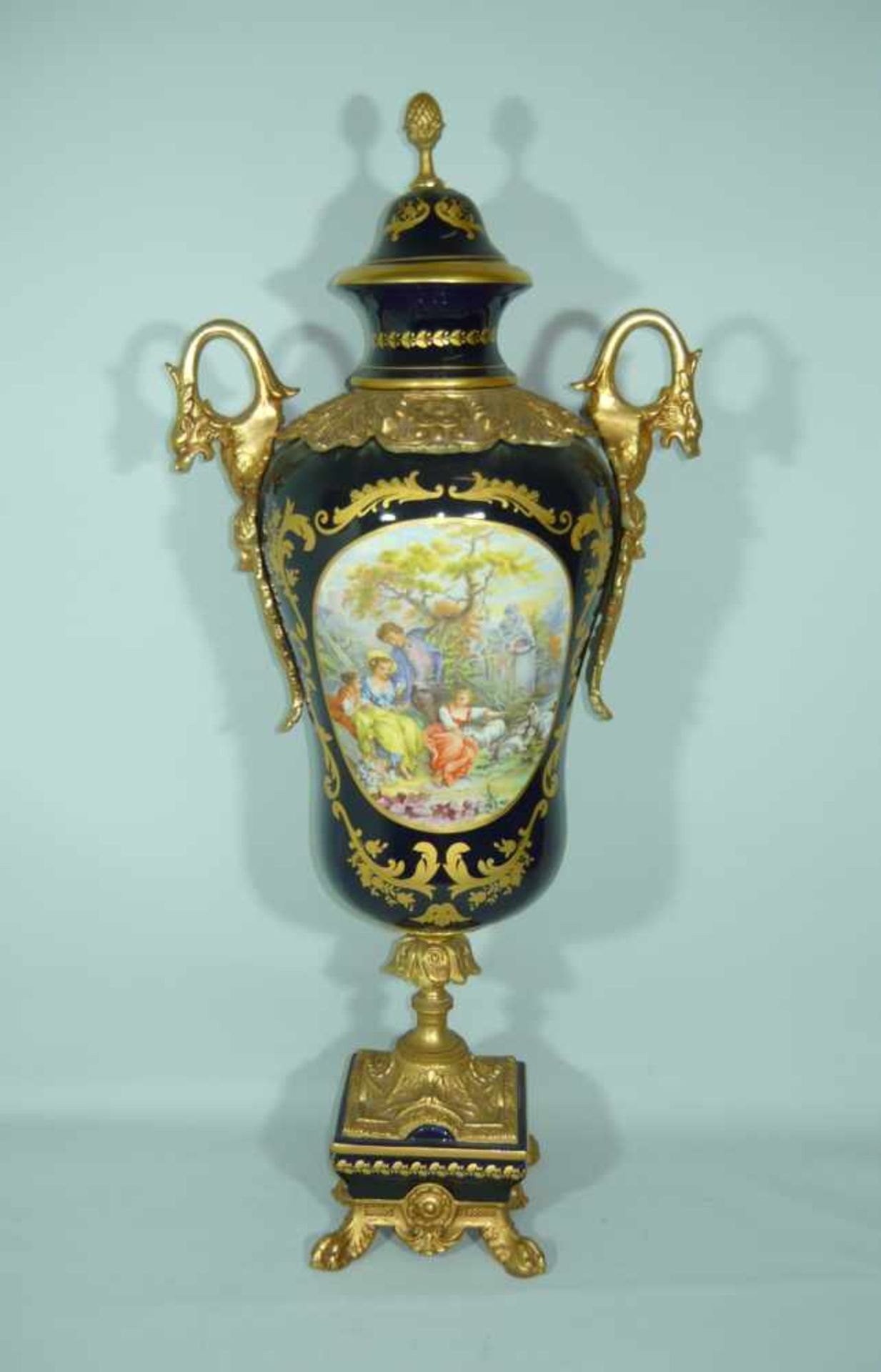 Riesige Porzellanprunkvase mit Metallmontierungen. Wohl 20. Jhdt. H. ca. 61 cm. Large china