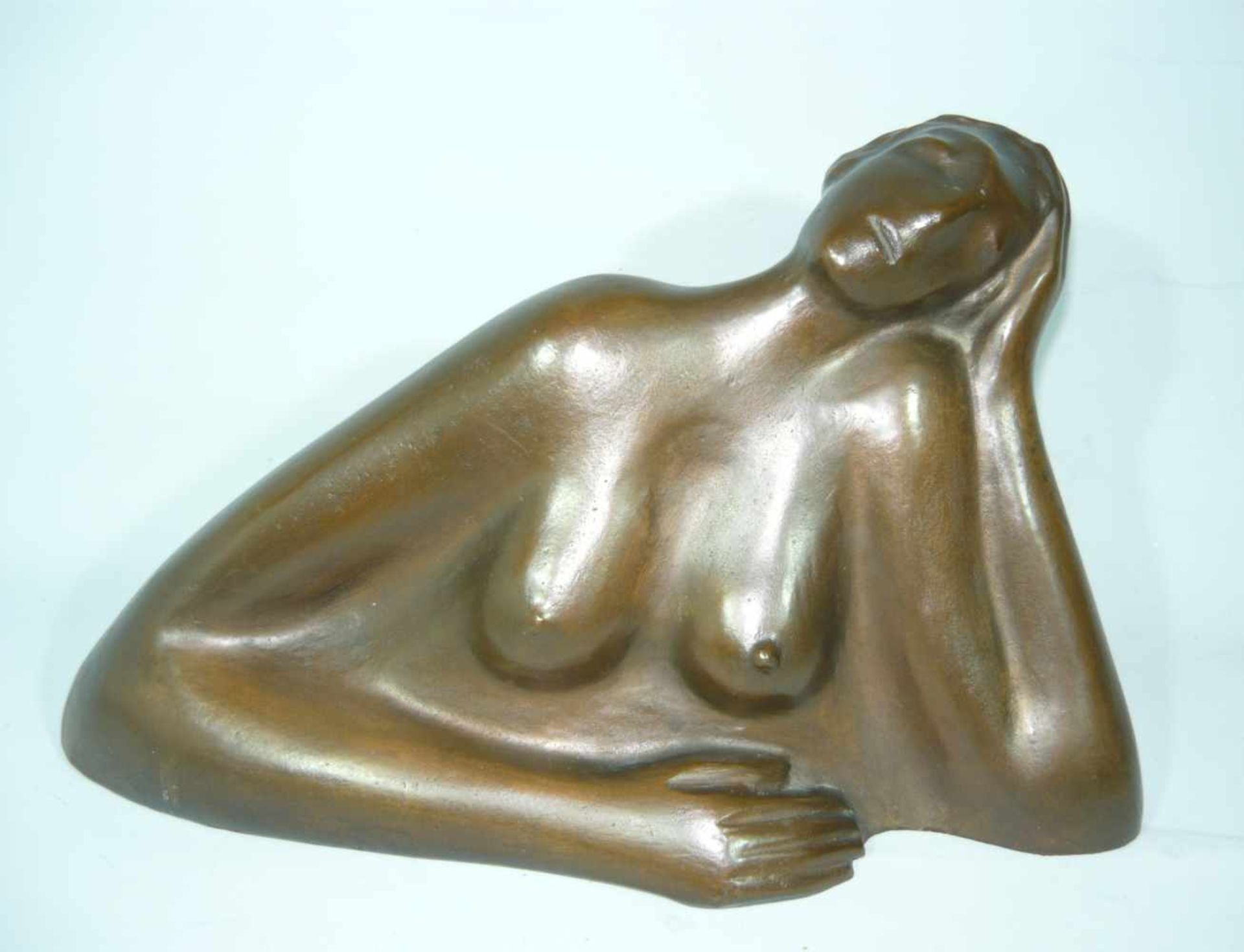 Hans Grunenberg (*1931, Düsseldorf). Skulptur einer nackten ruhenden Frau. Bronze. L. ca. 35 cm.