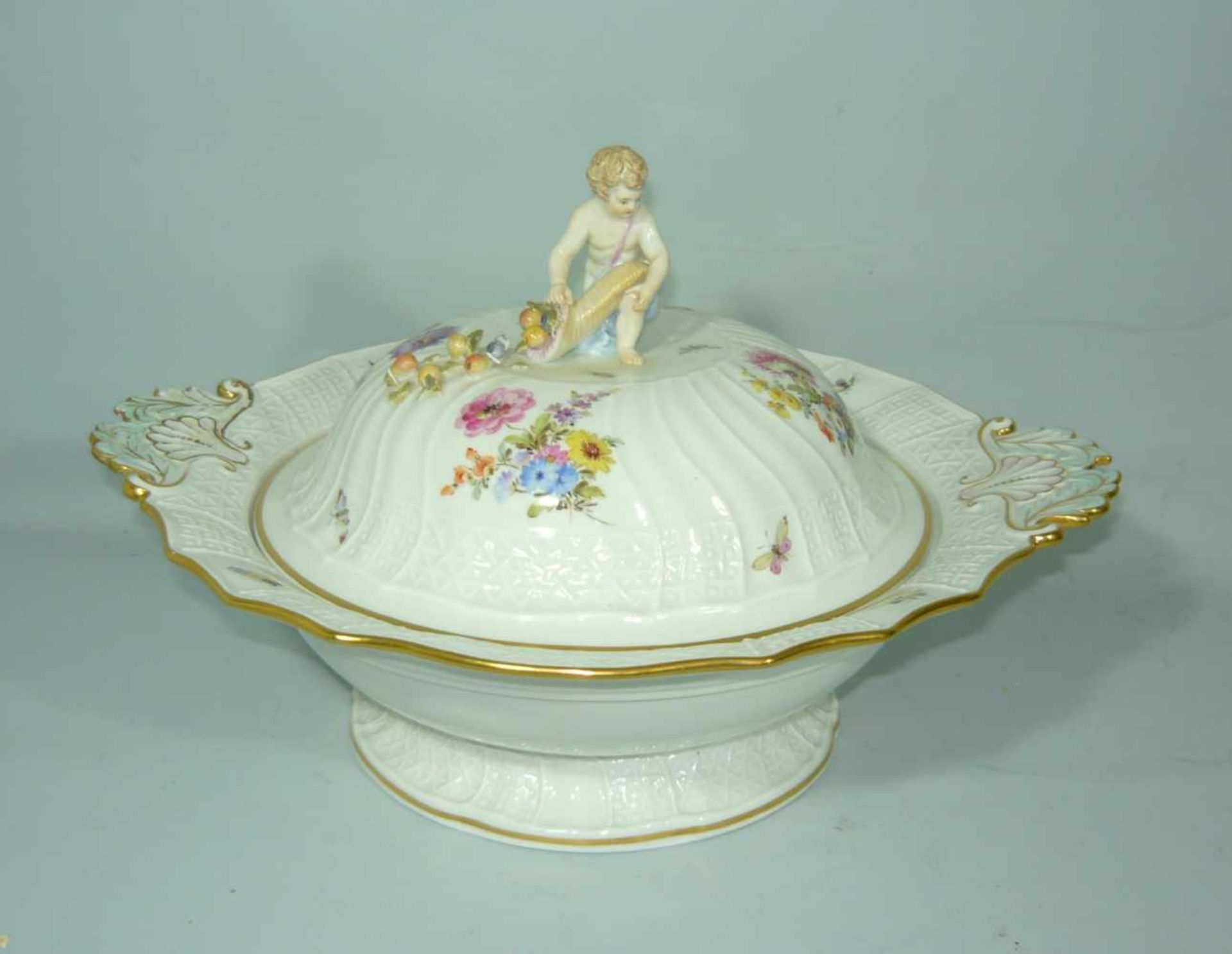 Meissen (Schwerter). Große Terrine. Putto mit Früchtekorb auf Deckel. Marke von 1924-1934. I.