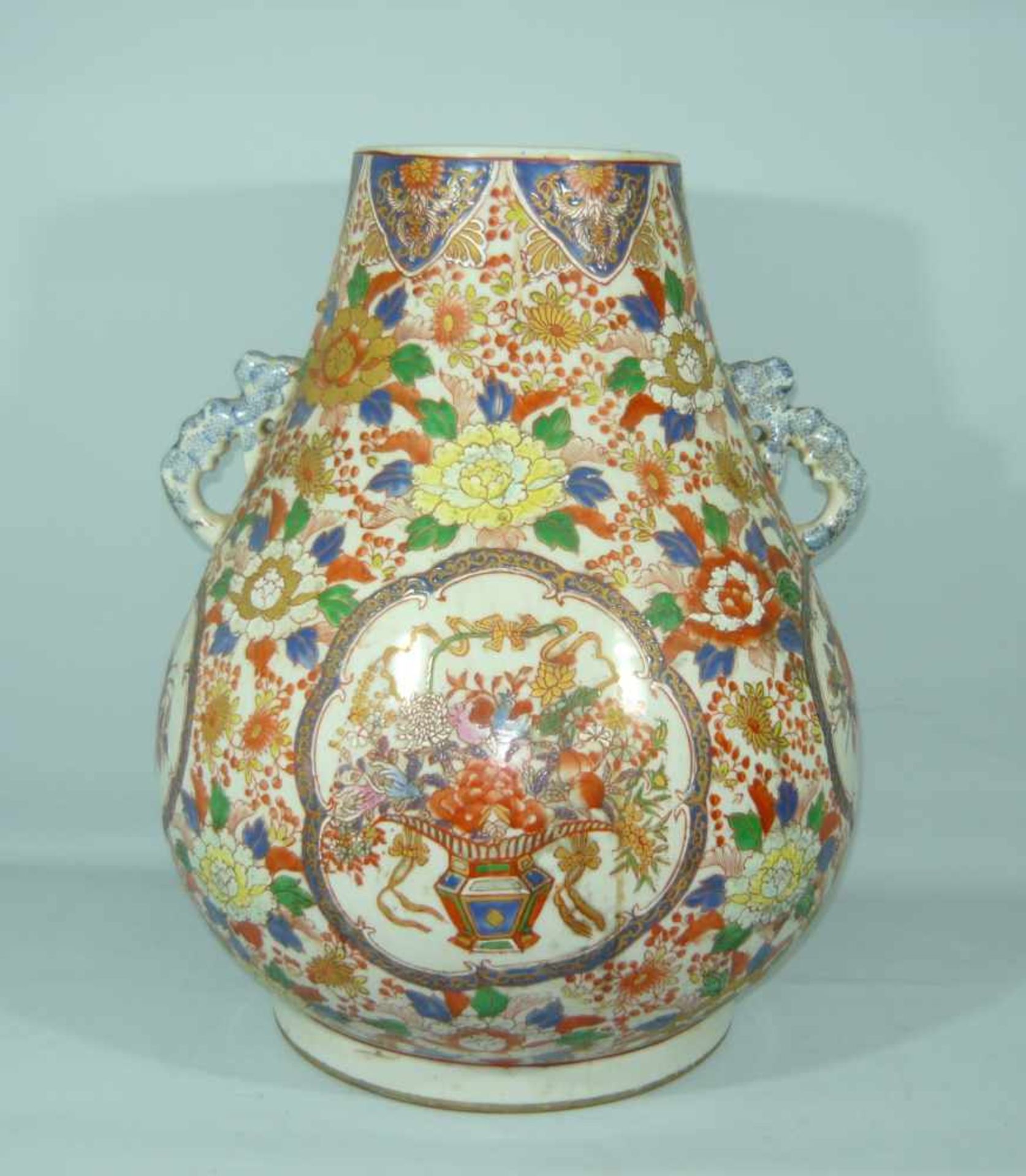 Große bauchige Henkelvase mit umlaufender Malerei. Antik. H. ca. 46 cm. DM ca. 36 cm.Large bellied