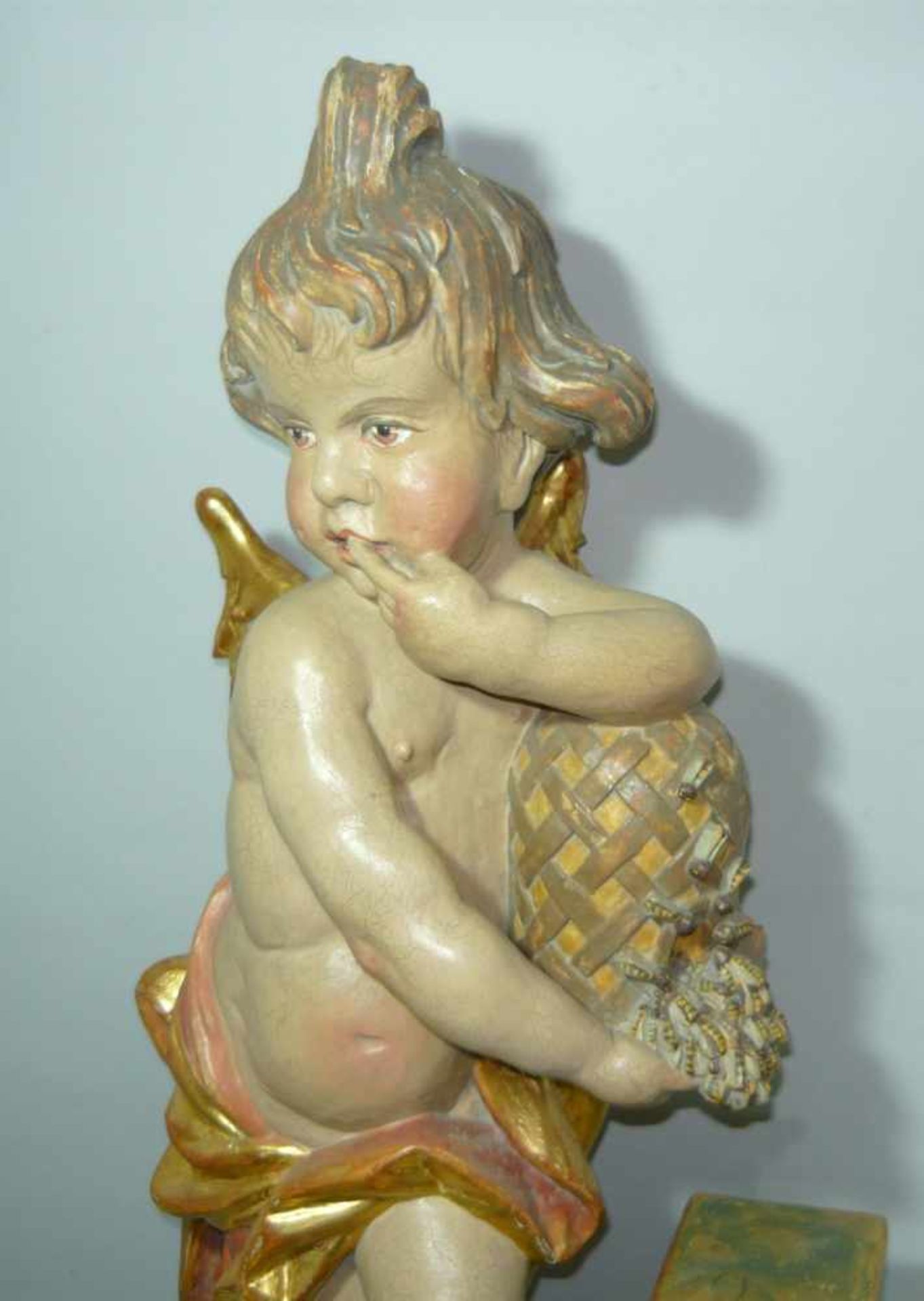 Amor als Honigdieb im Barockstil. Holz, handgeschnitzt. Älteren Datums. H. ca. 81 cm.Cupid as - Image 2 of 3