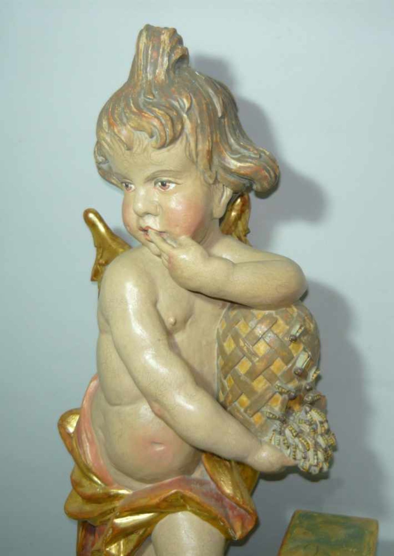 Amor als Honigdieb im Barockstil. Holz, handgeschnitzt. Älteren Datums. H. ca. 81 cm.Cupid as - Bild 2 aus 3