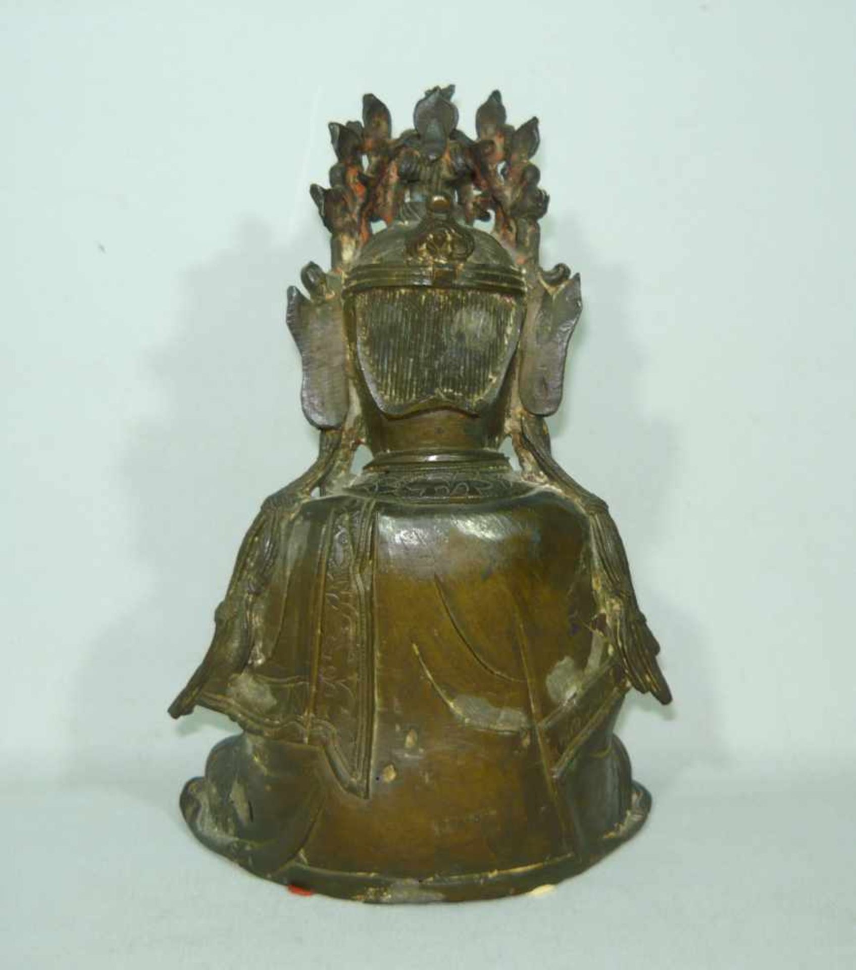 Großer sitzender Buddha. Bronze. Reste alter Vergoldung. Wohl China, 16./17. Jhdt. H. ca. 24 cm. Ein - Bild 3 aus 4