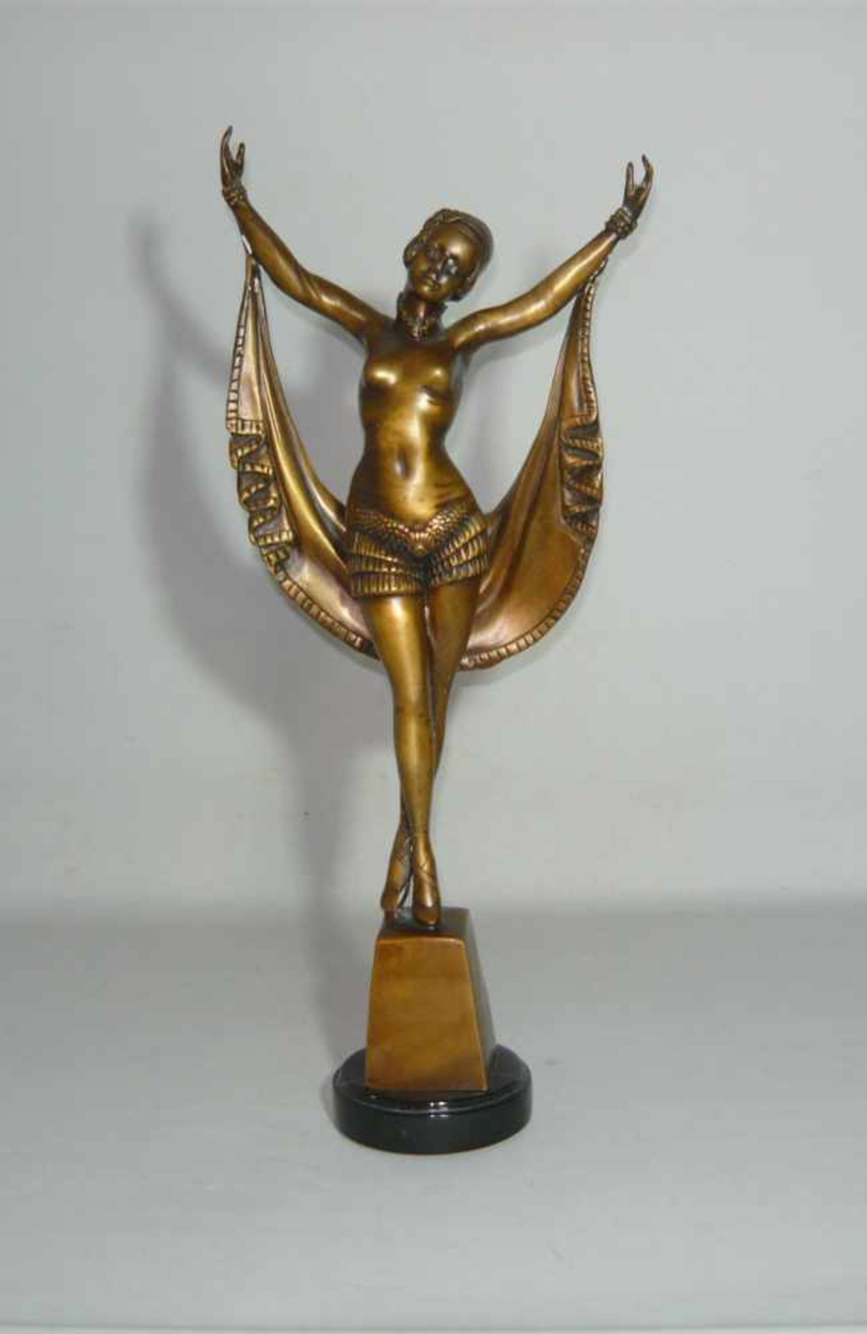 Aime. Große Art Déco Tänzerin auf Sockel. Bronze. H. ca. 48 cm.Aime. Large art déco female dancer on