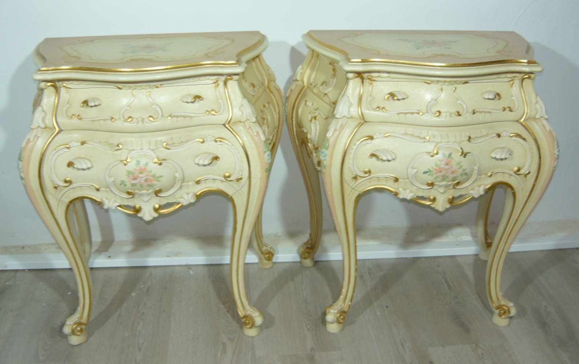 Paar elegante Nachttische im Rokokostil. Je ca. 67x60x35 cm.Pair of elegant night tables in the