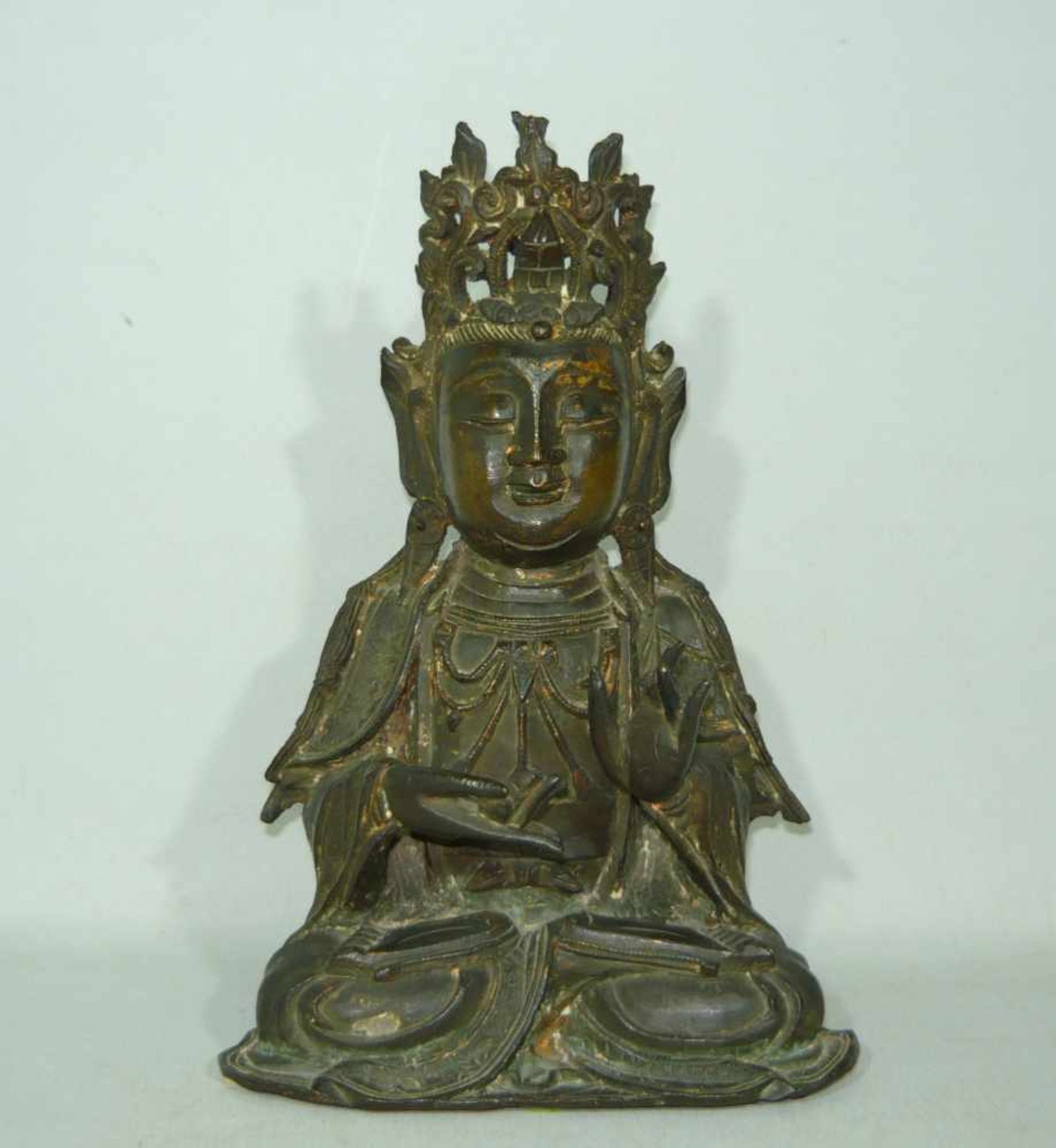 Großer sitzender Buddha. Bronze. Reste alter Vergoldung. Wohl China, 16./17. Jhdt. H. ca. 24 cm. Ein