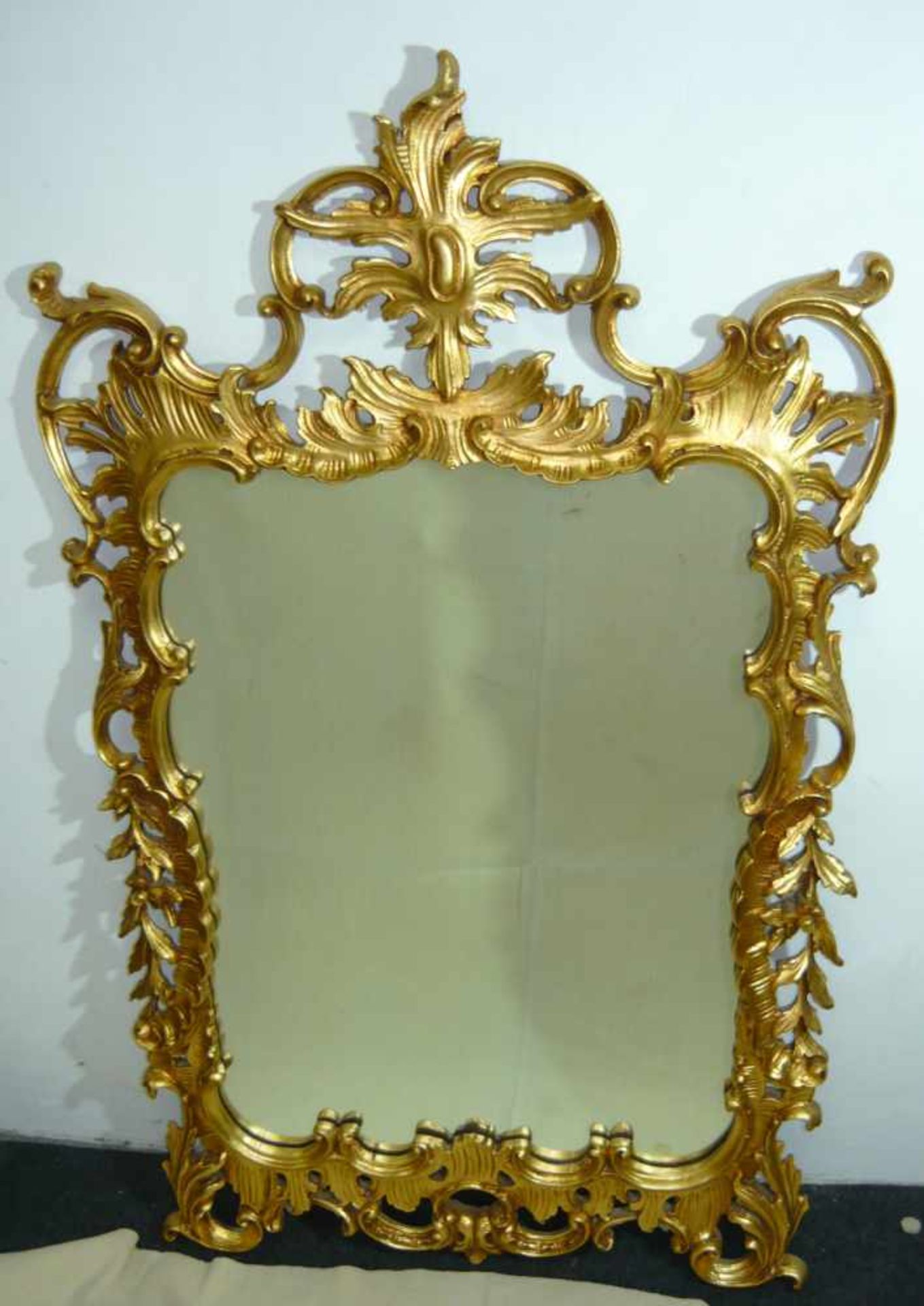 Großer Prunkspiegel. Reich verzierter Goldrahmen. Maße ca. 74x128 cm.Large splendour mirror. Rich