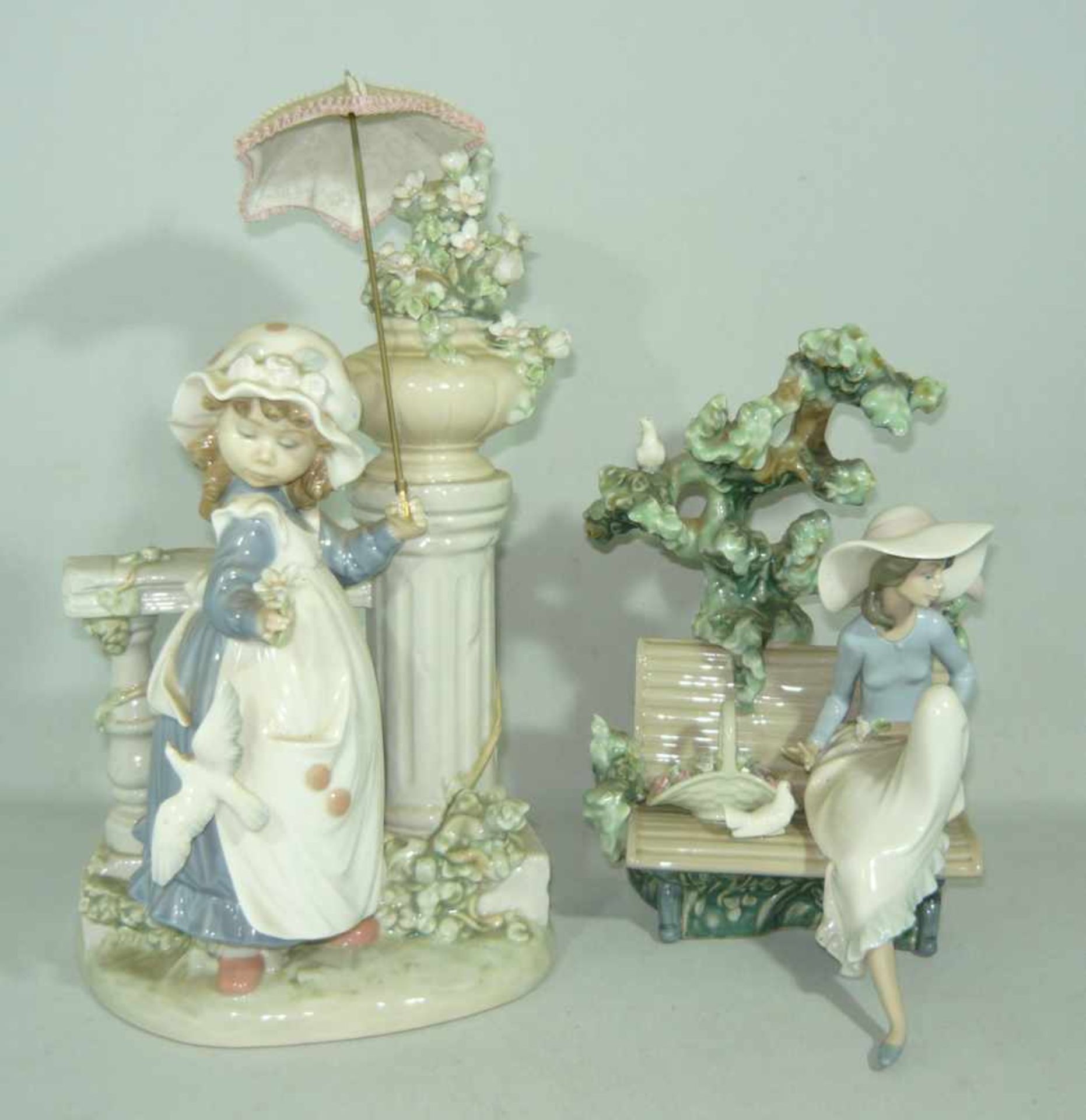 Lladro. Konvolut zwei Figuren. Schirm lose. H. ca. 30 cm u. kl.Lladreo. Lot of two figurines.