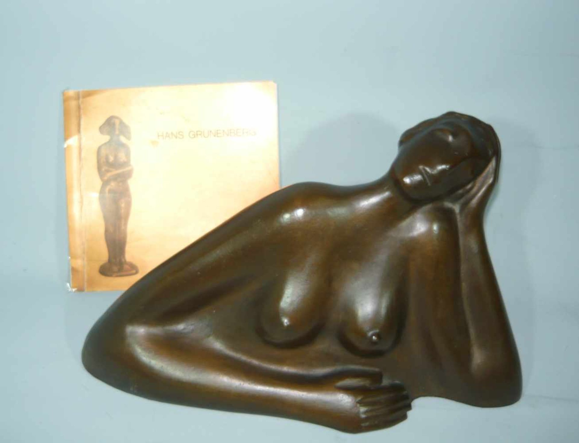 Hans Grunenberg (*1931, Düsseldorf). Skulptur einer nackten ruhenden Frau. Bronze. L. ca. 35 cm. - Bild 2 aus 4