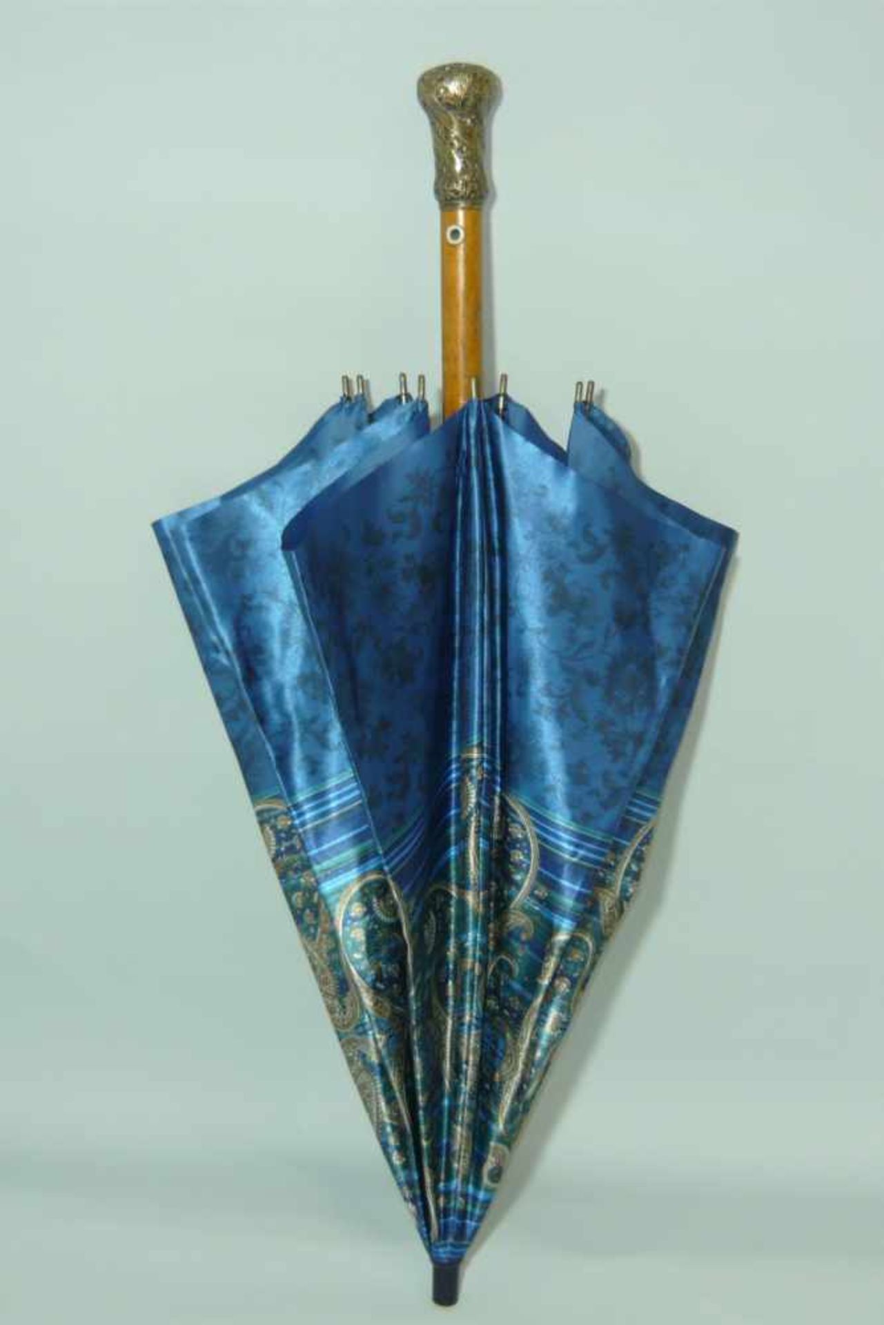 Damenregenschirm mit Silberknauf. Um 1900. Bespannung später. H. ca. 69 cm.Ladies umbrella w. silver