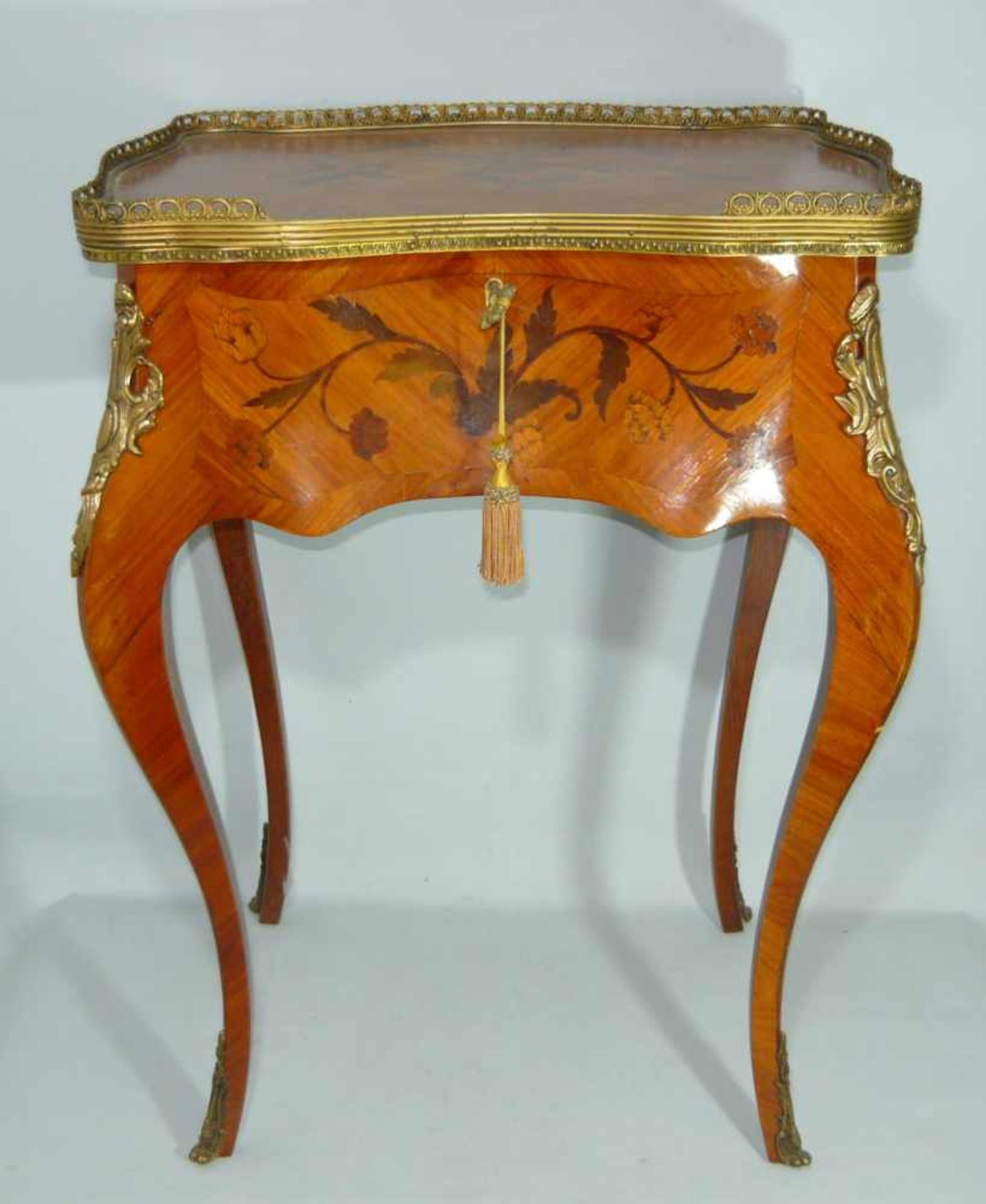 Elegantes kleines Salonmöbel mit Schubladen und Intarsien. H. ca. 72 cm.Elegant small salon