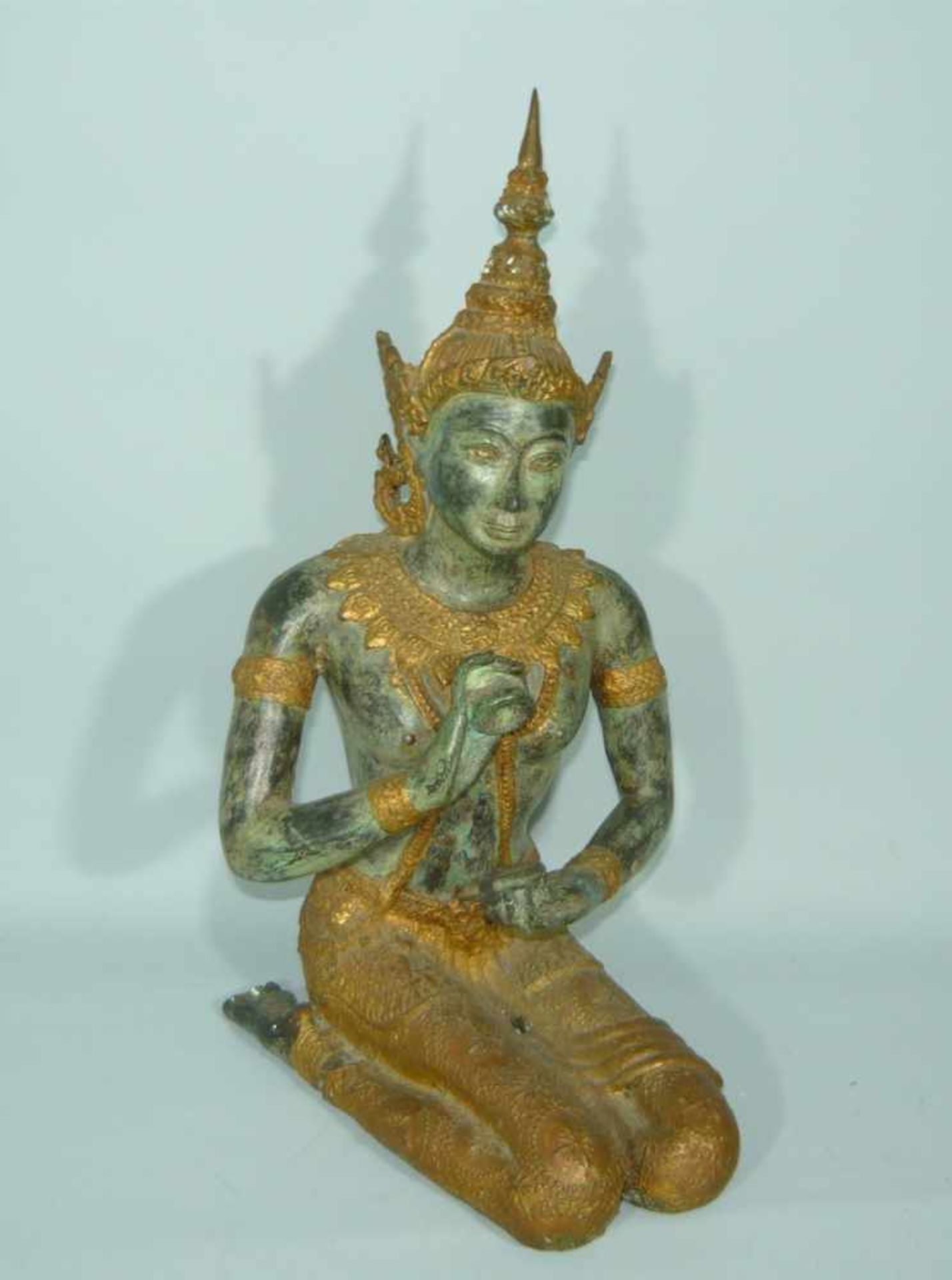 Thailändischer Buddha. Bronze, tlw. vergoldet. H. ca. 30 cm.Thai Buddha. Bronce partly gilded. H.