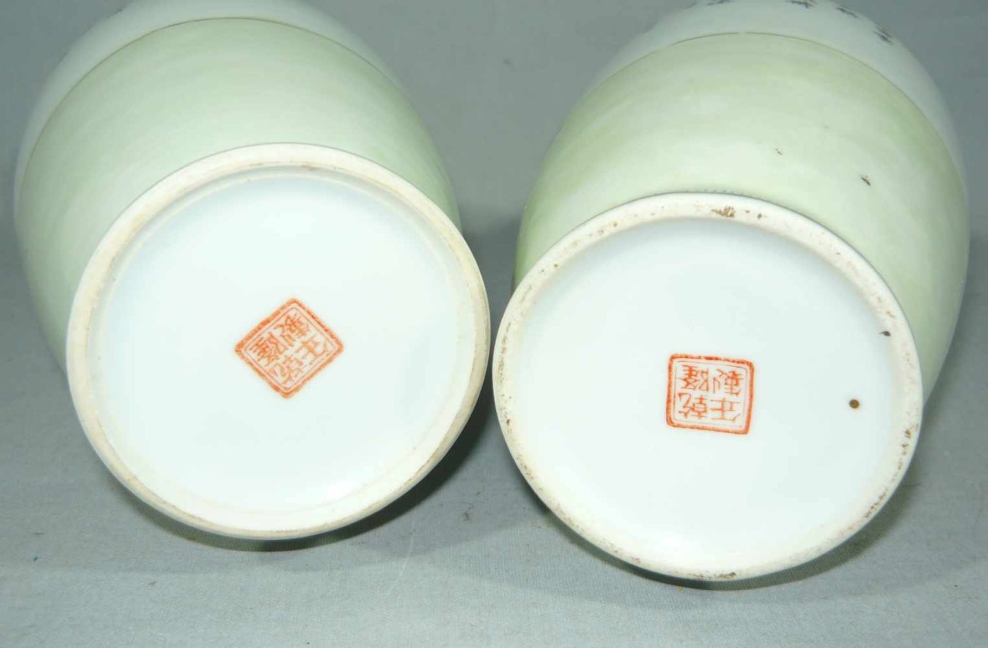 Paar chinesische Vasen. Wohl um 1880. H. je ca. 26 cm.Pair chinese vases. Prob. around 1880. H. each - Bild 3 aus 3