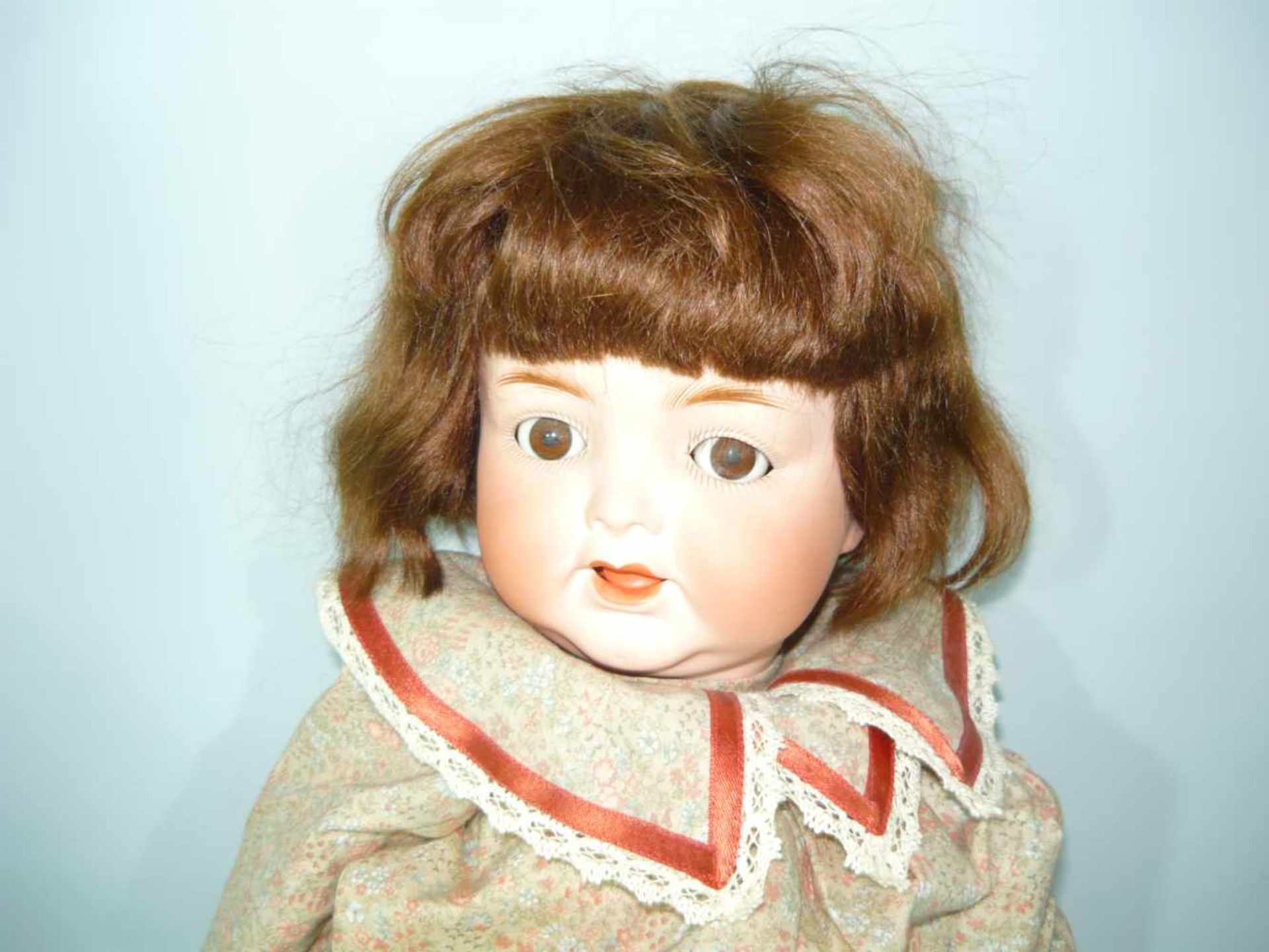 Antike Puppe mit seitlich bewegenden Augen. Kopf rücks. gemarkt "Germany 34.7". Ges. L. ca. 62 cm. - Bild 2 aus 3