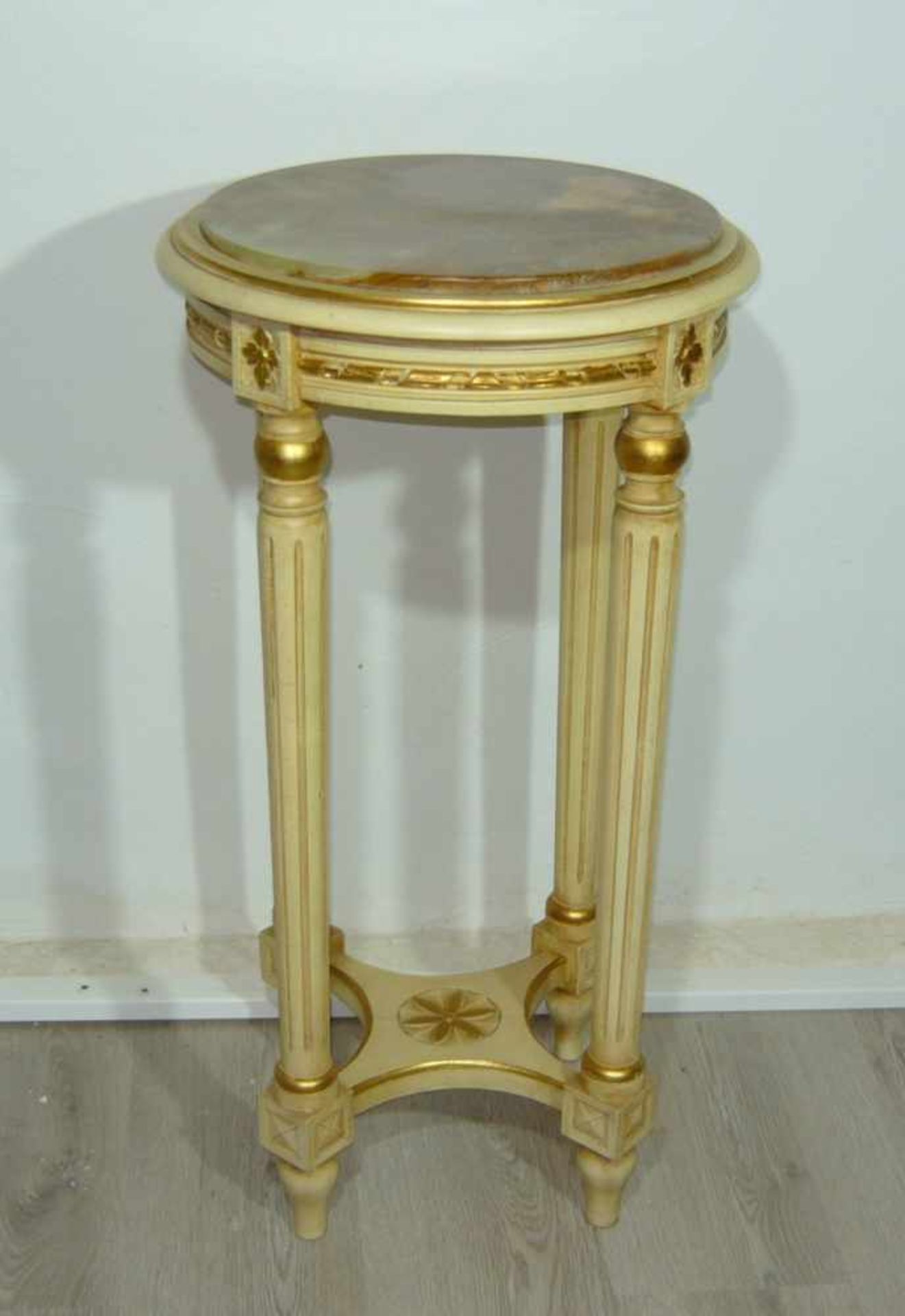 Säulentisch mit abnehmbarer Steinplatte. H. ca. 83 cm. DM ca. 44 cm.Pedestal table w. removable