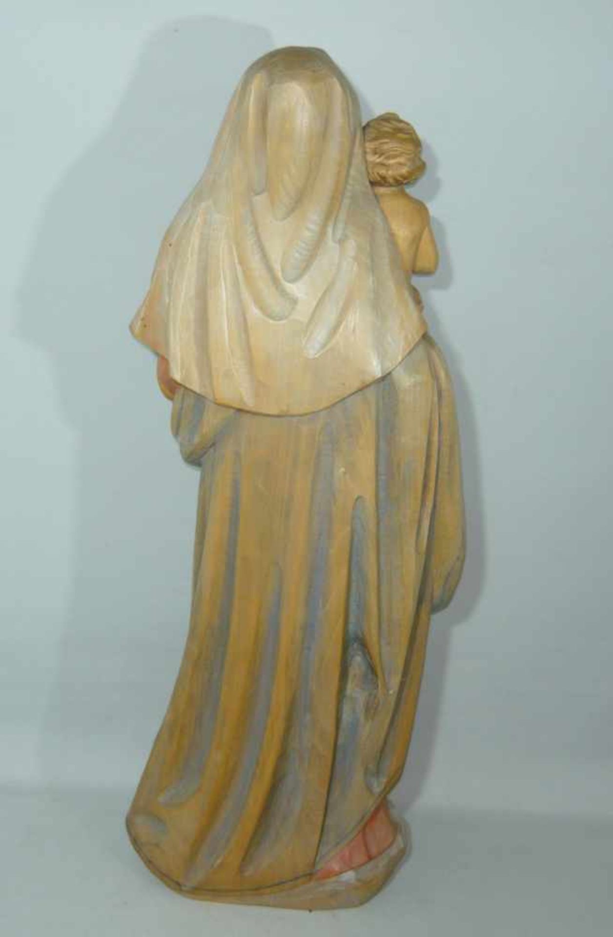 Große Holzschnitzerei. Darstellung der Maria mit Jesuskind. Holz, farbig in zarten Tönen gefasst. - Bild 2 aus 2