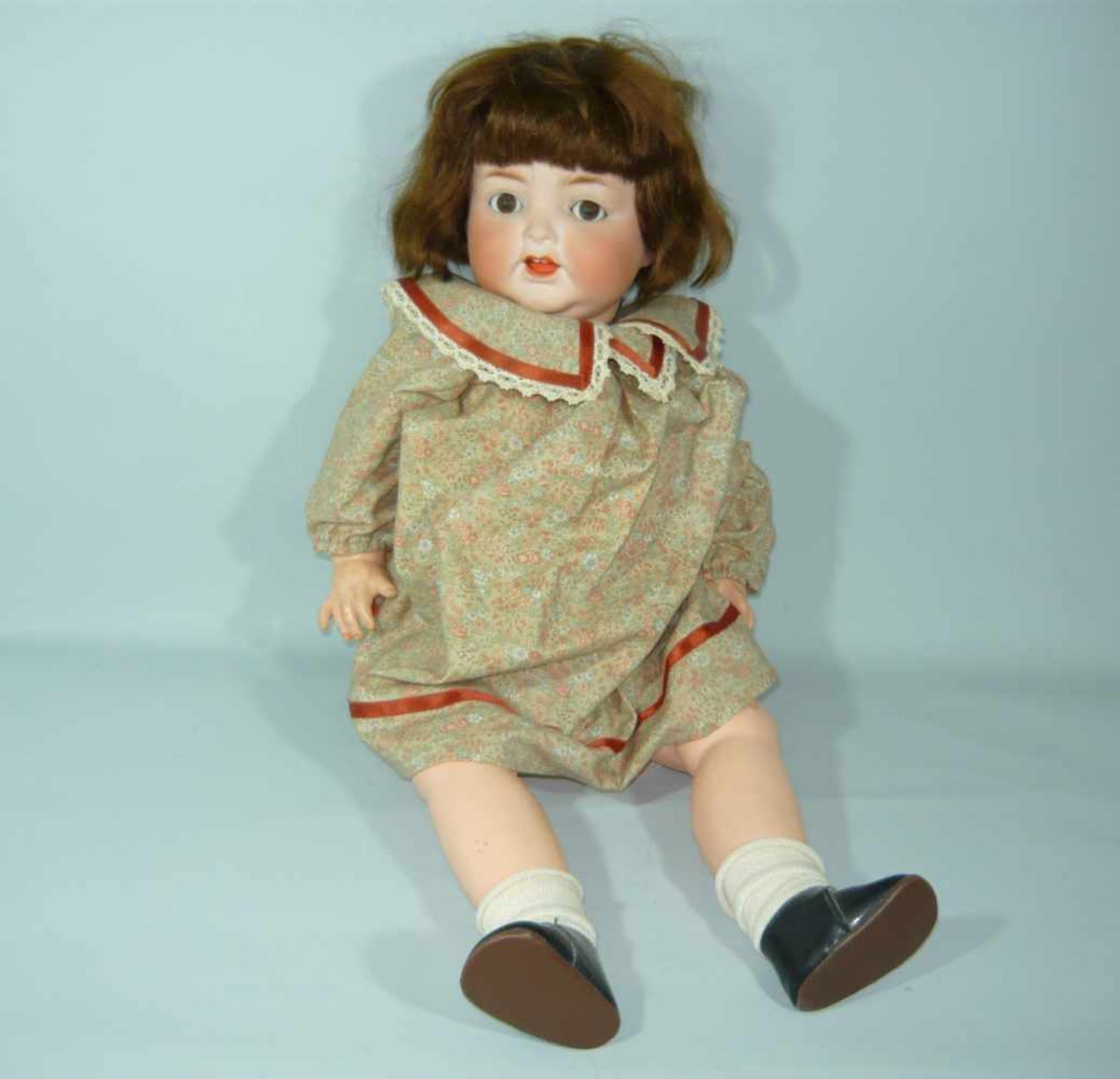 Antike Puppe mit seitlich bewegenden Augen. Kopf rücks. gemarkt "Germany 34.7". Ges. L. ca. 62 cm.