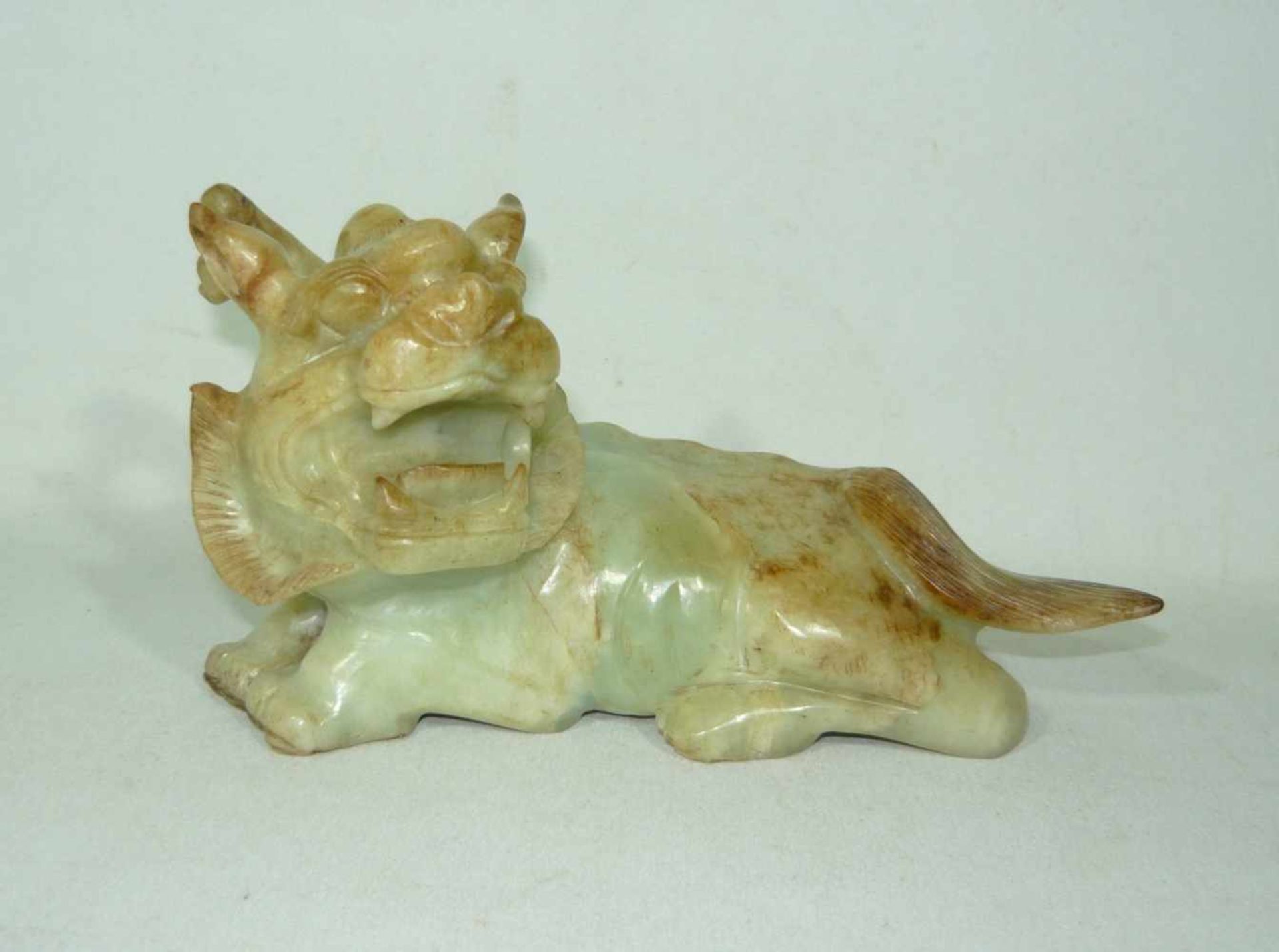 Liegender Drache. Jade, handgeschnitzt. China. Alt o. antik. L. ca. 18 cm.Lying dragon. Jade. Hand