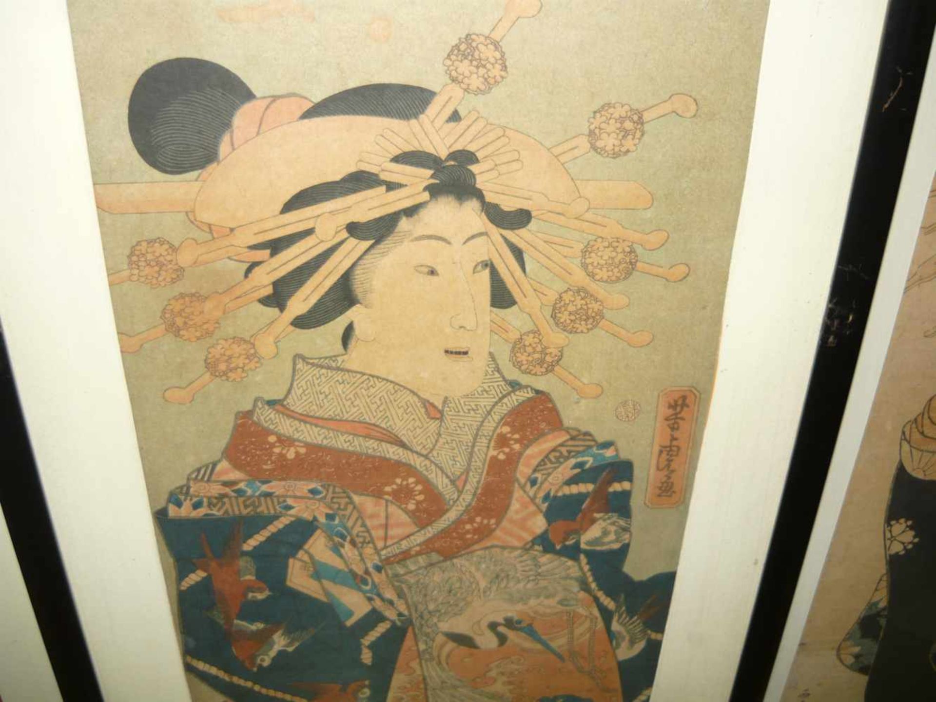 Ichimosai Yoshaitora. Triptychon. Darstellung von drei Damen. Japanische Farbholzschnitte. Hinter - Bild 3 aus 4