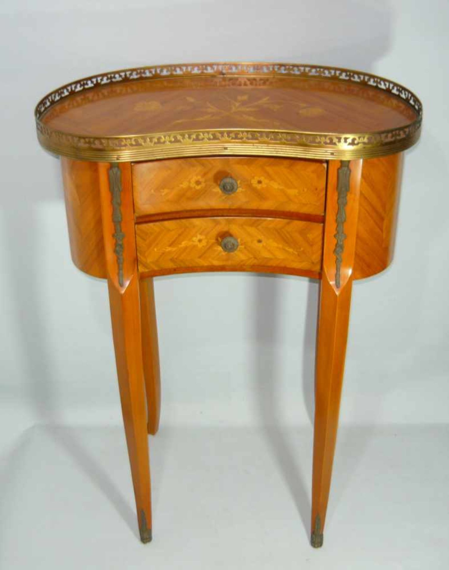 Elegantes kleines Salonmöbel mit Schubladen und Intarsien. H. ca. 72 cm.Elegant small salon