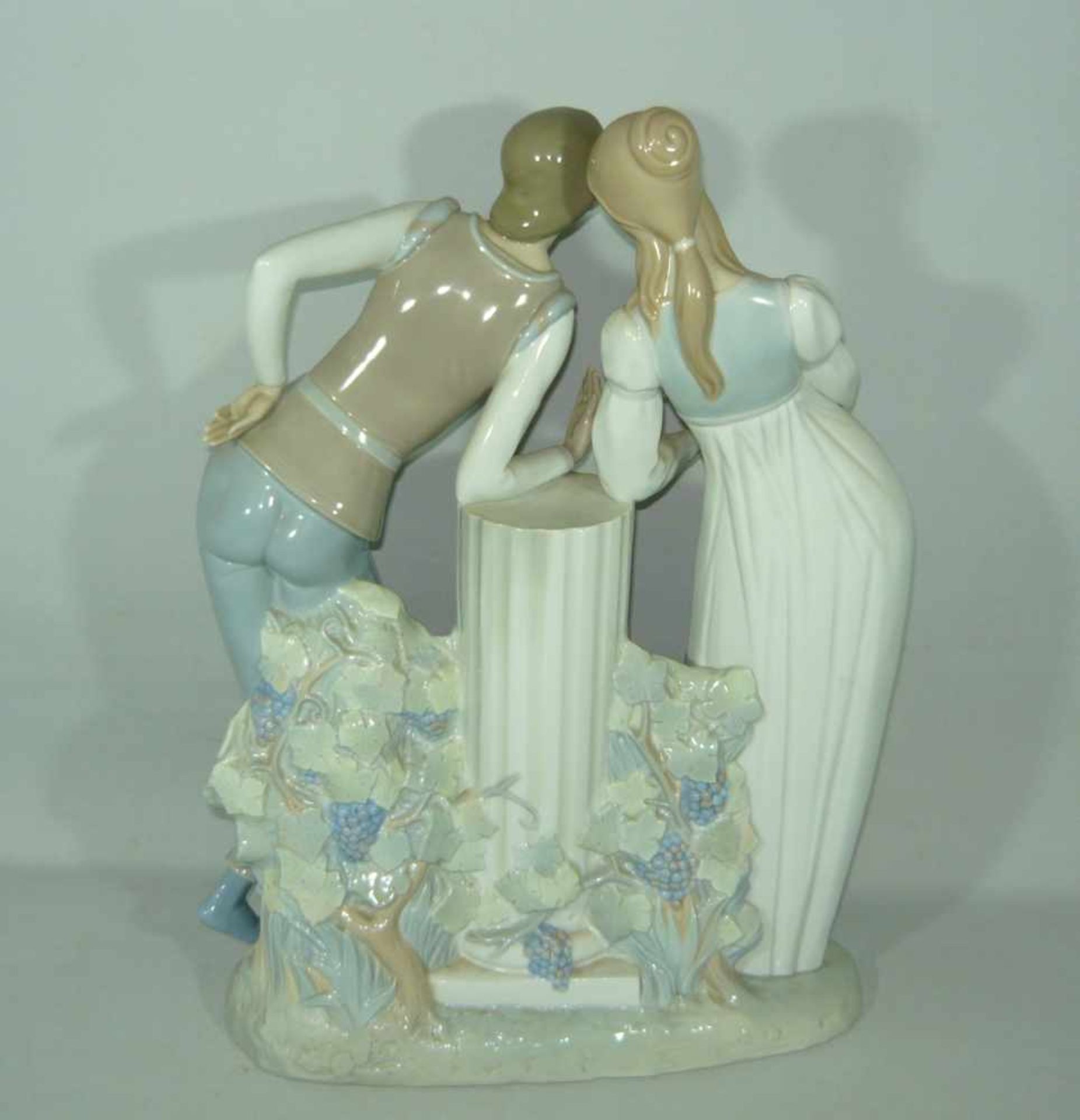 Lladro. Monumentalfigur eines jungen Paares. Schwert best. H. ca. 44 cm.Lladro. Lot of three - Bild 2 aus 2