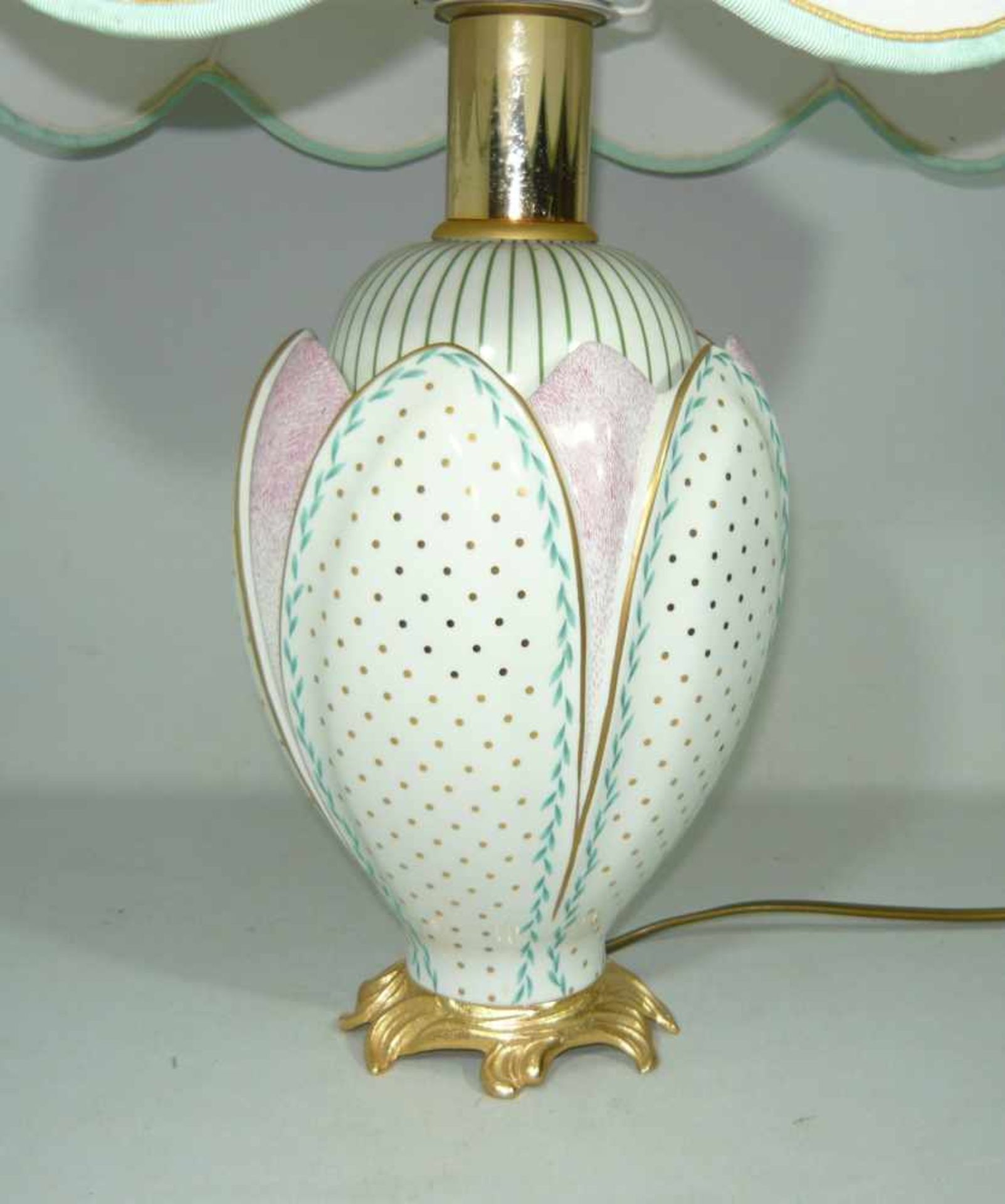 Große Porzellantischlampe mit Schirm. Wohl Kaiser oder Sèvres. H. ca. 60 cm. Large china table - Bild 2 aus 2