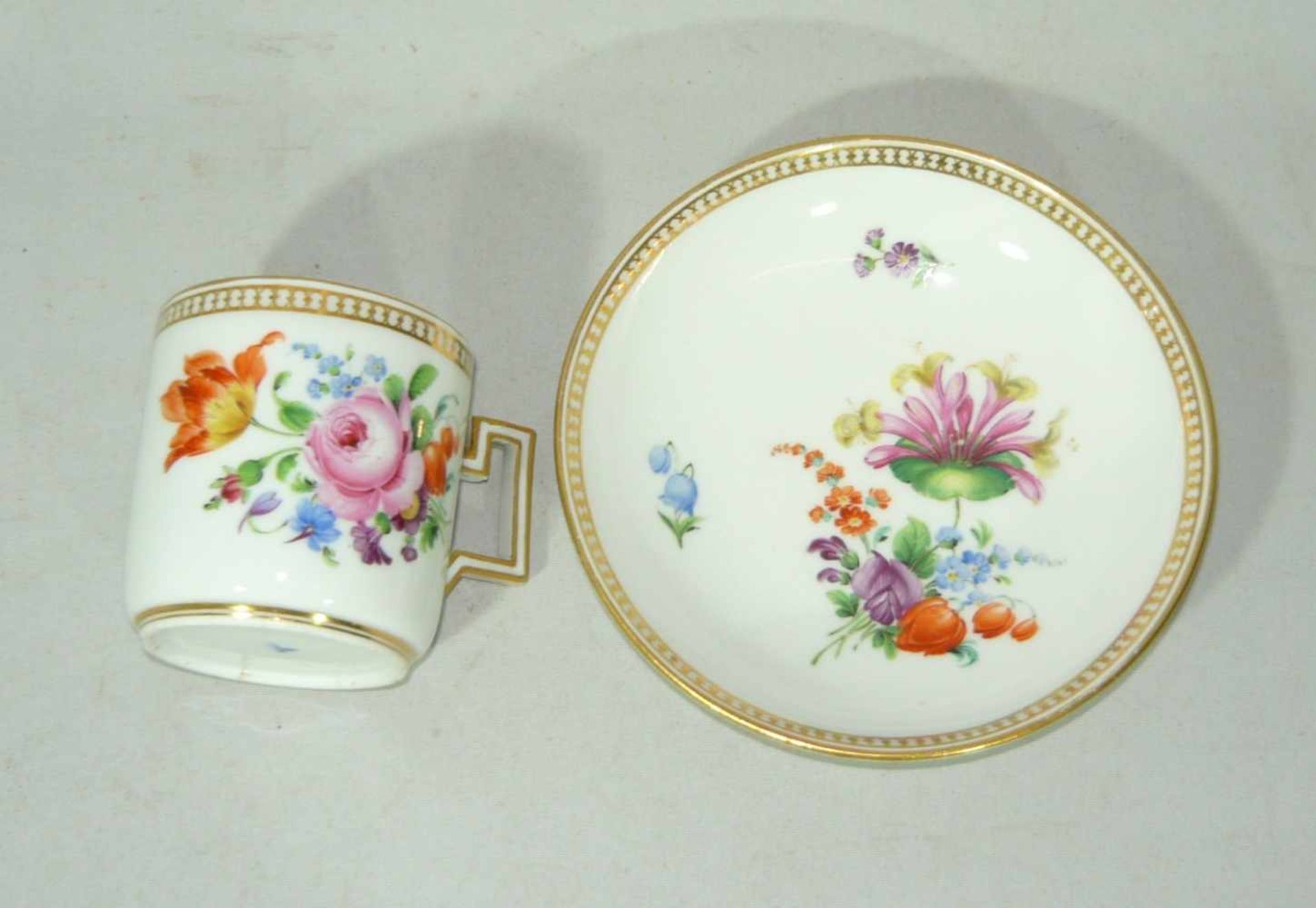 Meissen (Schwerter). Prunkgedeck mit Gold- und Blumenbemalung. I. Wahl. Knaufmarke. DM Unterteller - Bild 2 aus 3